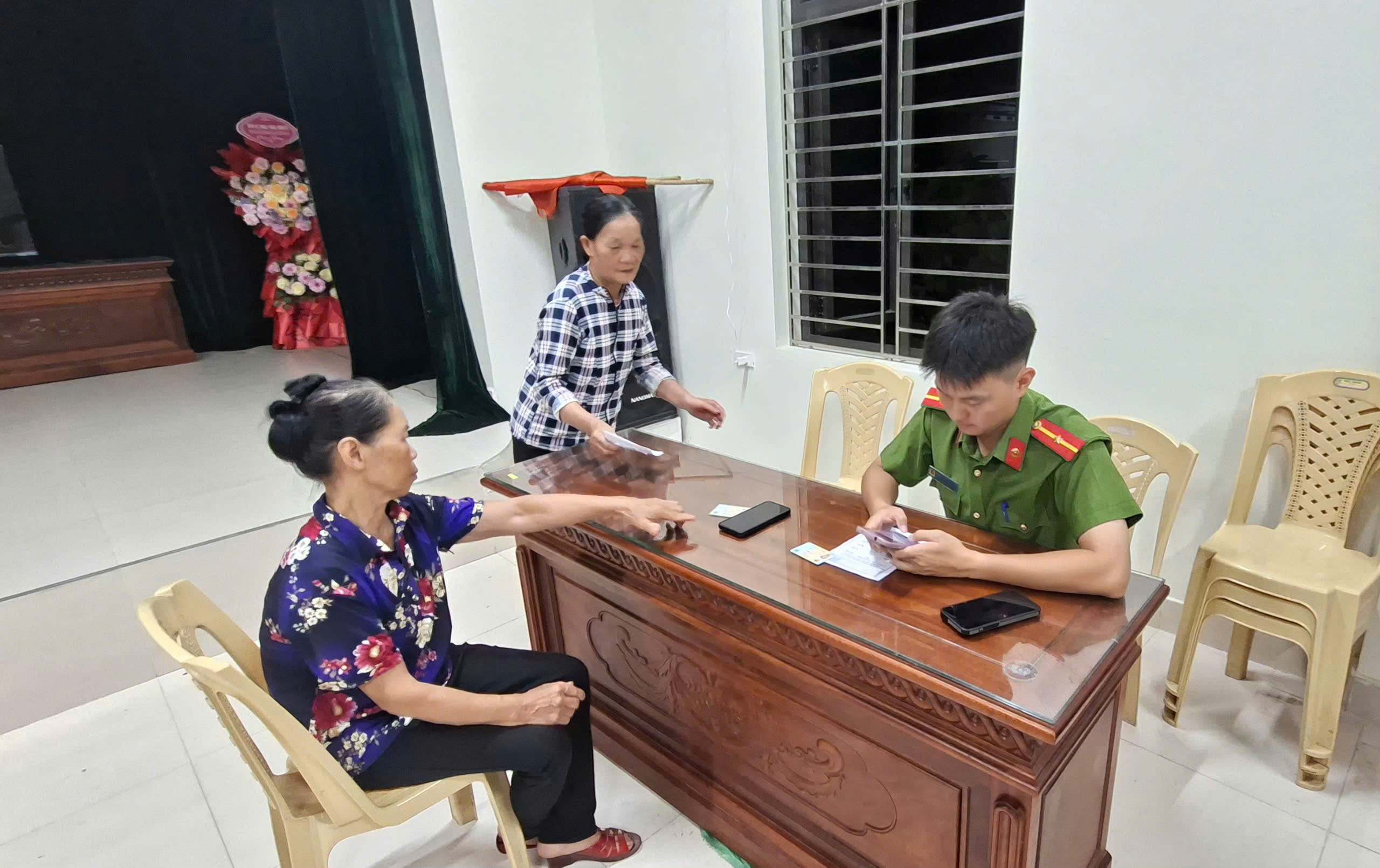 Công an xã Đồng Bằng phối hợp với các Tổ công nghệ số tại cộng đồng tuyên truyền, hỗ trợ tích hợp tài khoản an sinh xã hội trên ứng dụng VNeID cho người dân