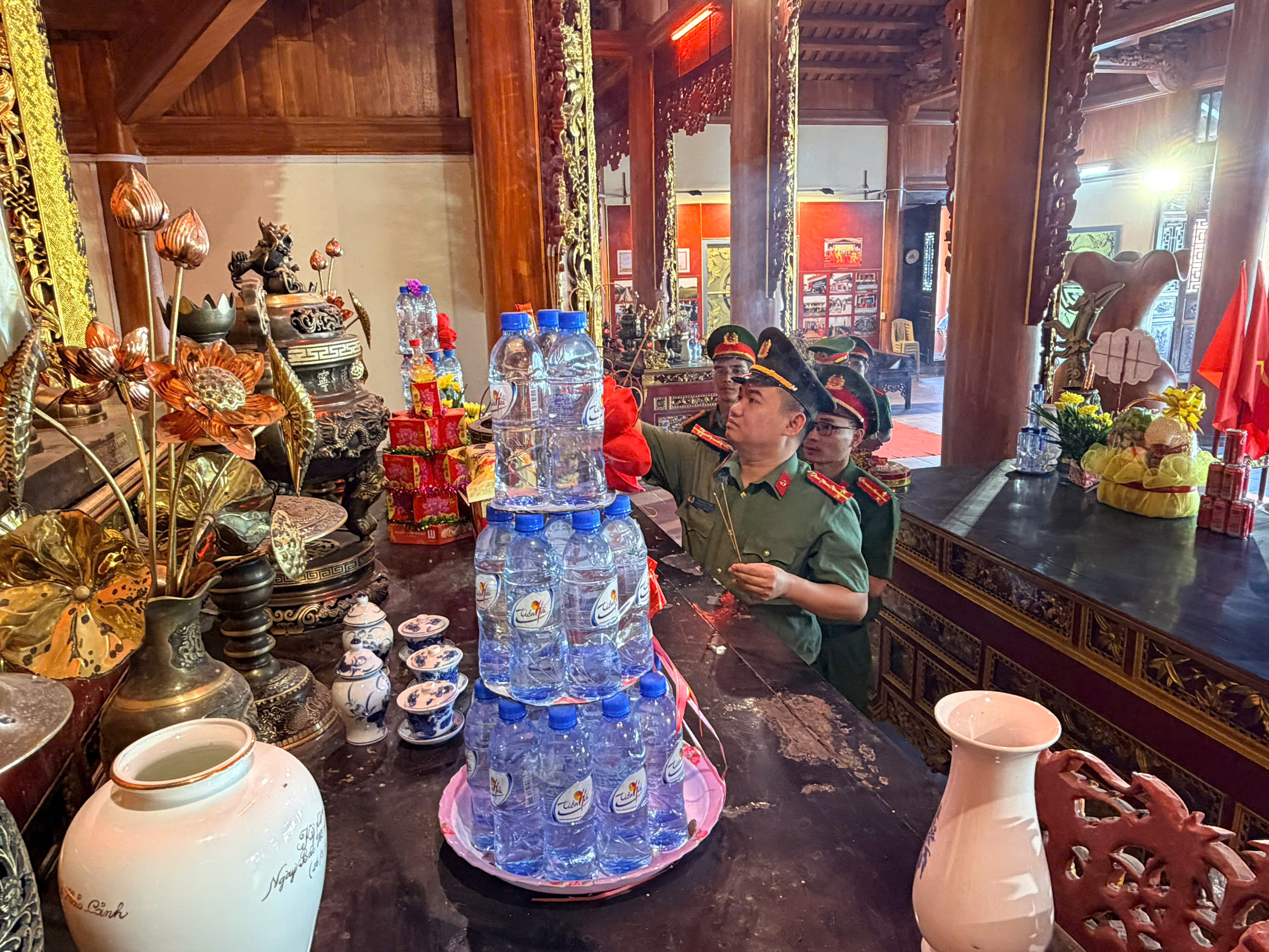 Công an xã Đồng Châu tổng dọn vệ sinh và dâng hương, dâng hoa tại Đền thờ Chủ tịch Hồ Chí Minh nhân kỷ niệm 81 năm Cách mạng Tháng Tám thành công (19/8/1945 - 19/8/2026) và 81 năm Quốc khánh nước Cộng hòa xã hội chủ nghĩa Việt Nam (02/9/1945 - 02/9/2026)