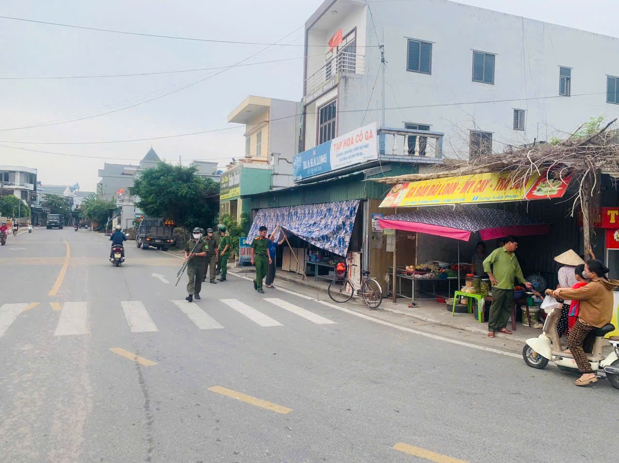 Công an xã Đồng Châu tăng cường lập lại trật tự hành lang an toàn giao thông trên địa bàn xã