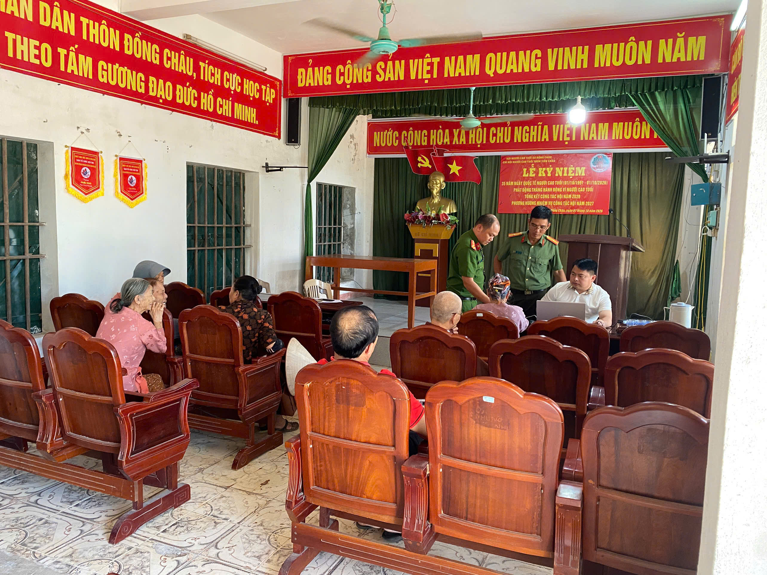 Công an xã Đồng Châu đẩy mạnh cấp và kích hoạt tài khoản định danh điện tử mức độ 2 và tích hợp các tiện ích trên VneID