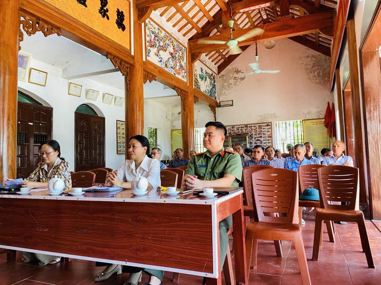 Công an xã Đồng Châu tổ chức Tuyên truyền Phòng, chống tội phạm Công nghệ cao và Các hành vi lừa đảo trên không gian mạng cho Cán bộ, Đảng viên thôn Đông Cơ Bắc.