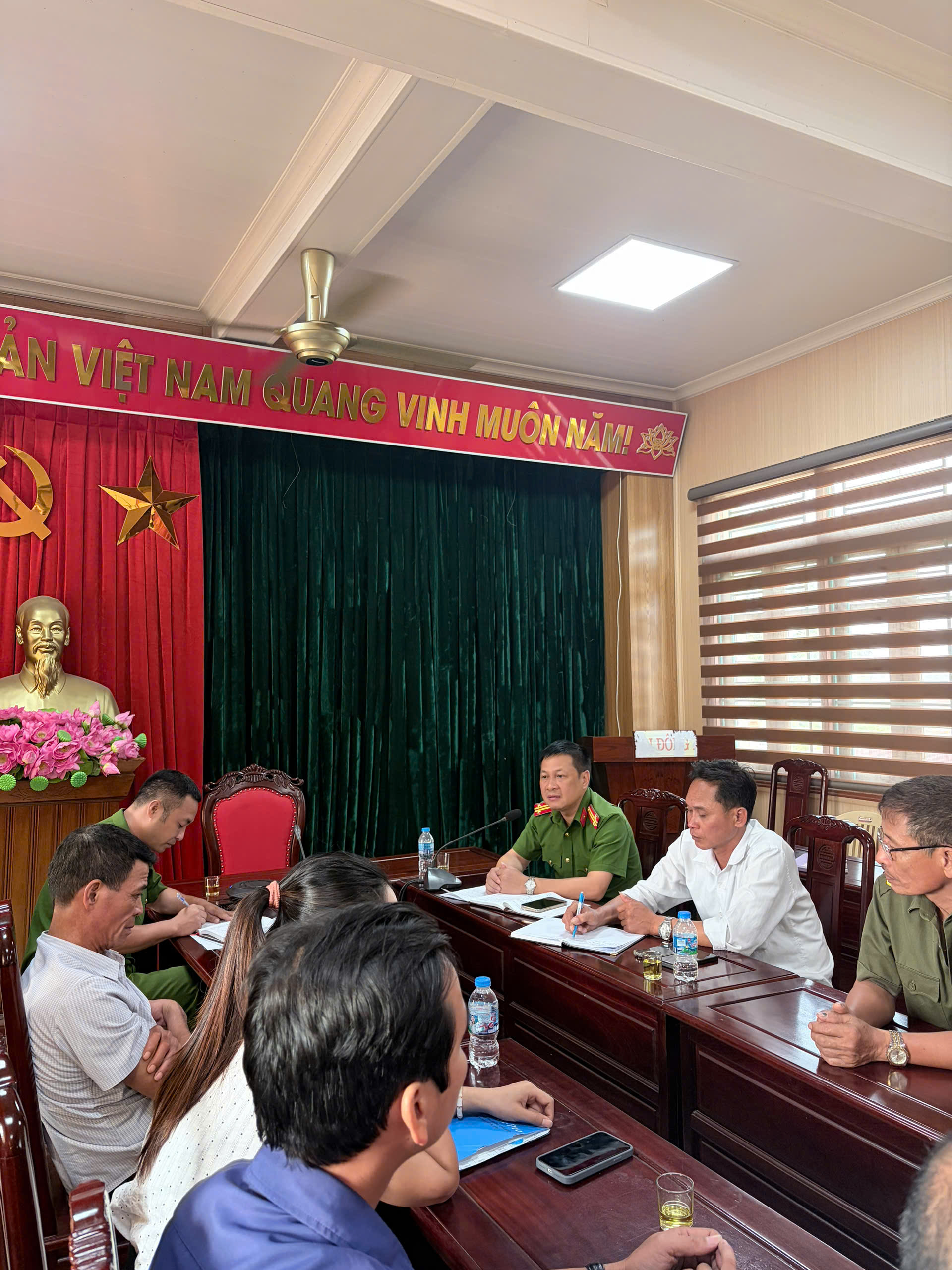 Công an xã Đông Quan tăng cường trao đổi, phối hợp lực lượng an ninh trật tự cơ sở và Ban công tác mặt trận các thôn triển khai mô hình bộ máy mới