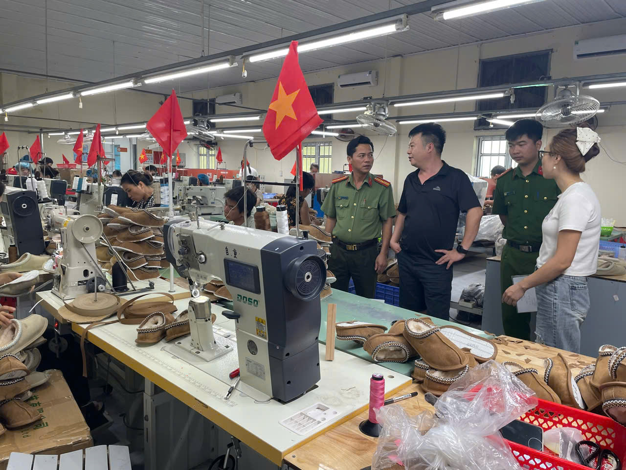 Công an xã Đông Thái Ninh phối hợp kiểm tra việc chấp hành quy định pháp luật tại doanh nghiệp, hộ kinh doanh trên địa bàn.