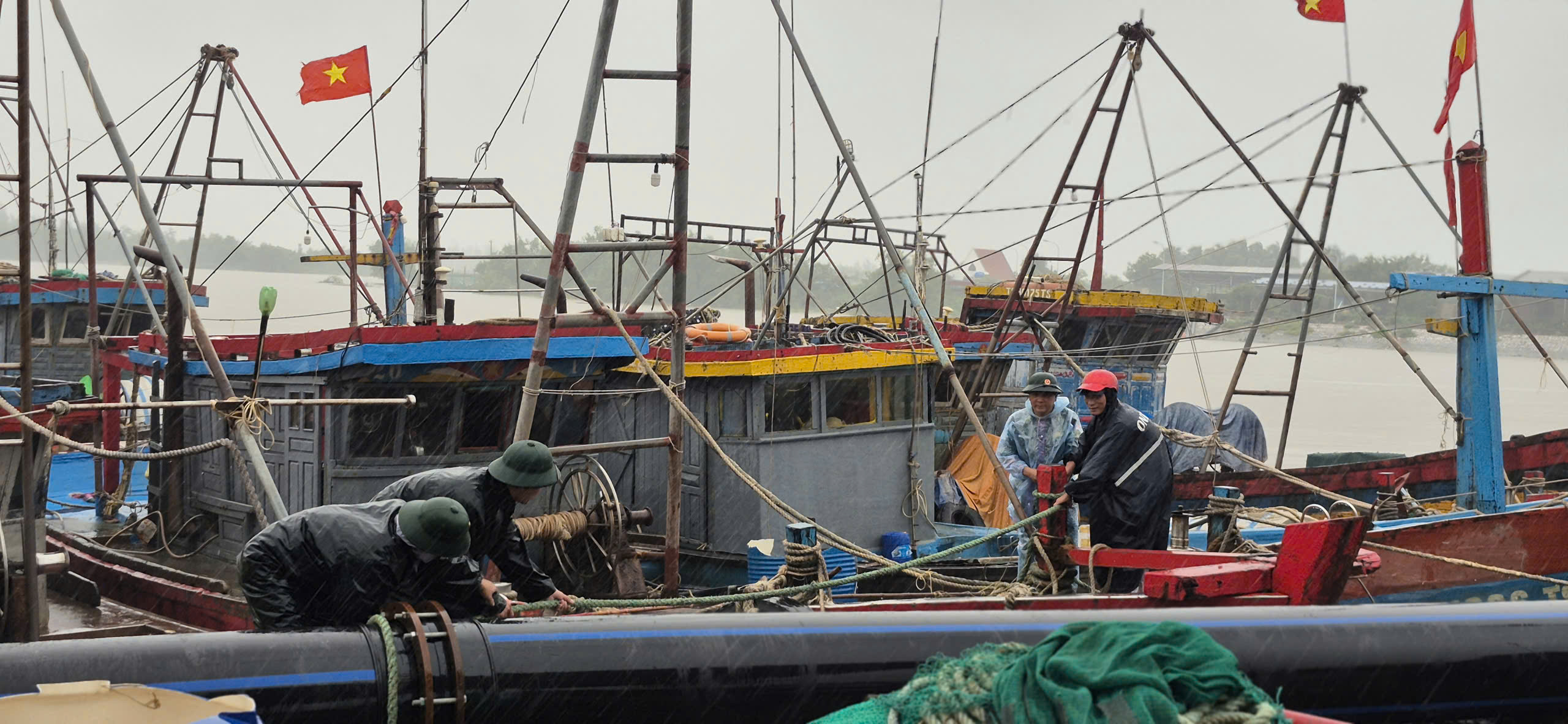 Công an xã Đông Thụy Anh phối hợp các lực lượng triển khai các biện pháp phòng, chống Bão số 4 trên địa bàn