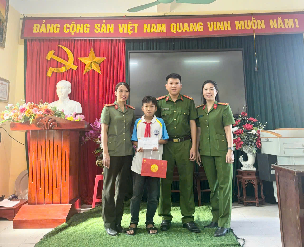 Trao quà Trung thu, tiếp sức em nhỏ mồ côi trong mô hình “Gieo mầm hy vọng”