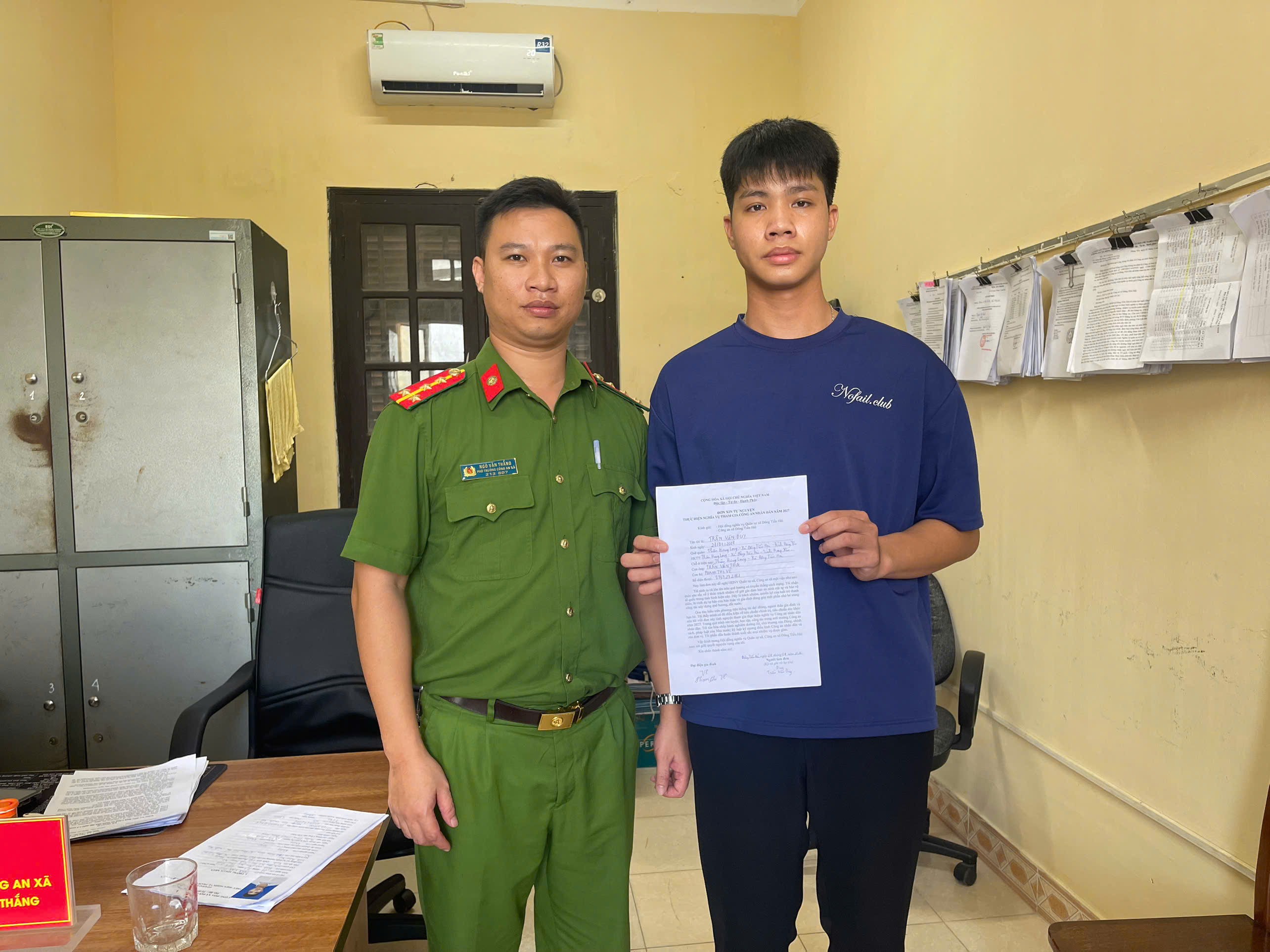 Tuổi trẻ xã Đông Tiền Hải viết đơn tự nguyện tham gia nghĩa vụ Công an nhân dân năm 2027