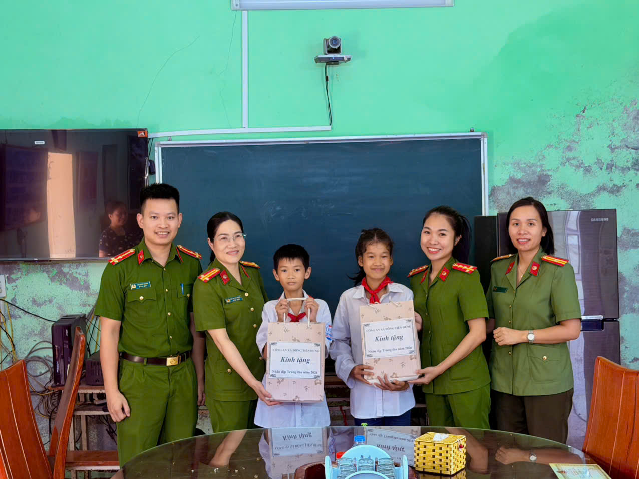 Mùa trăng yêu thương từ phong trào “Ba nhất”: Công an xã Đông Tiên Hưng đưa Tết Trung thu đến với thiếu nhi vượt khó