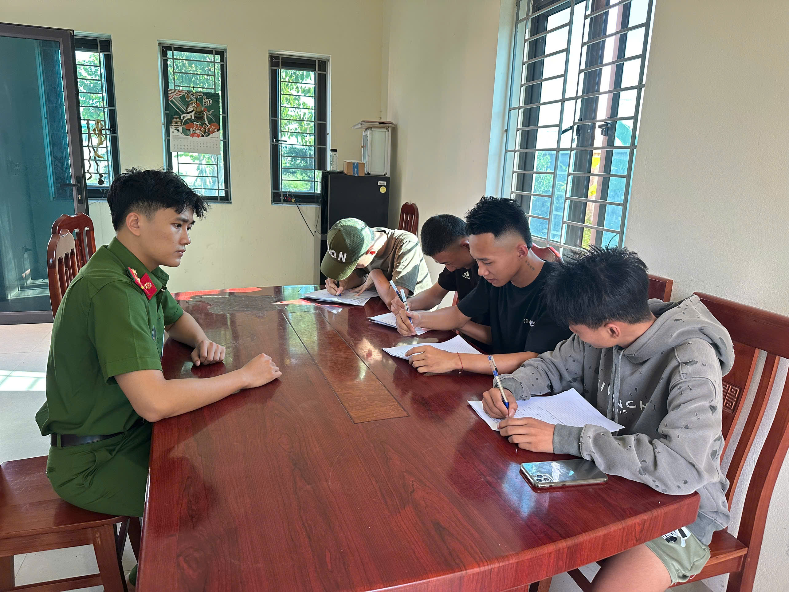 Công an xã Đông Tiên Hưng tiến hành giáo dục, răn đe thanh thiếu niên hư phòng ngừa vi phạm pháp luật