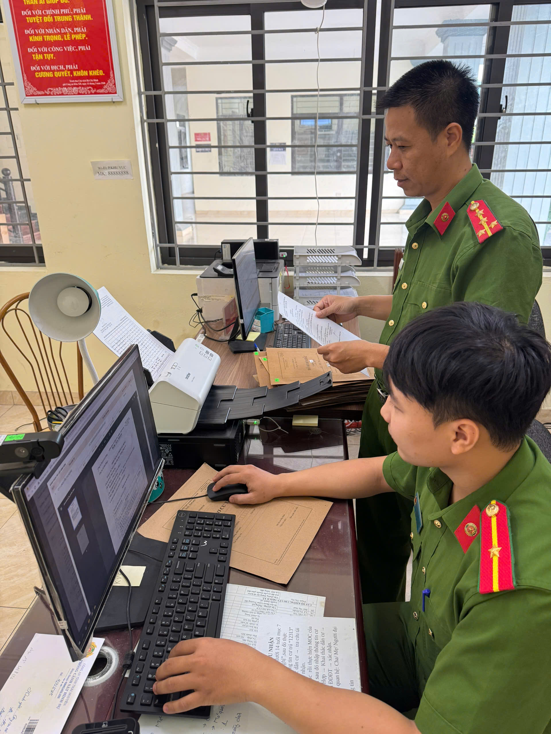 Công an xã Đức Hợp tập trung lực lượng, đẩy nhanh tiến độ số hóa tàng thư cư trú