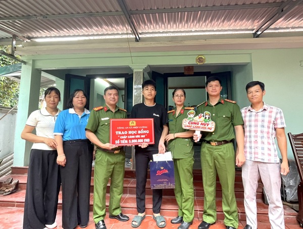 Công an xã Hiệp Cường chung tay cùng em đến trường.