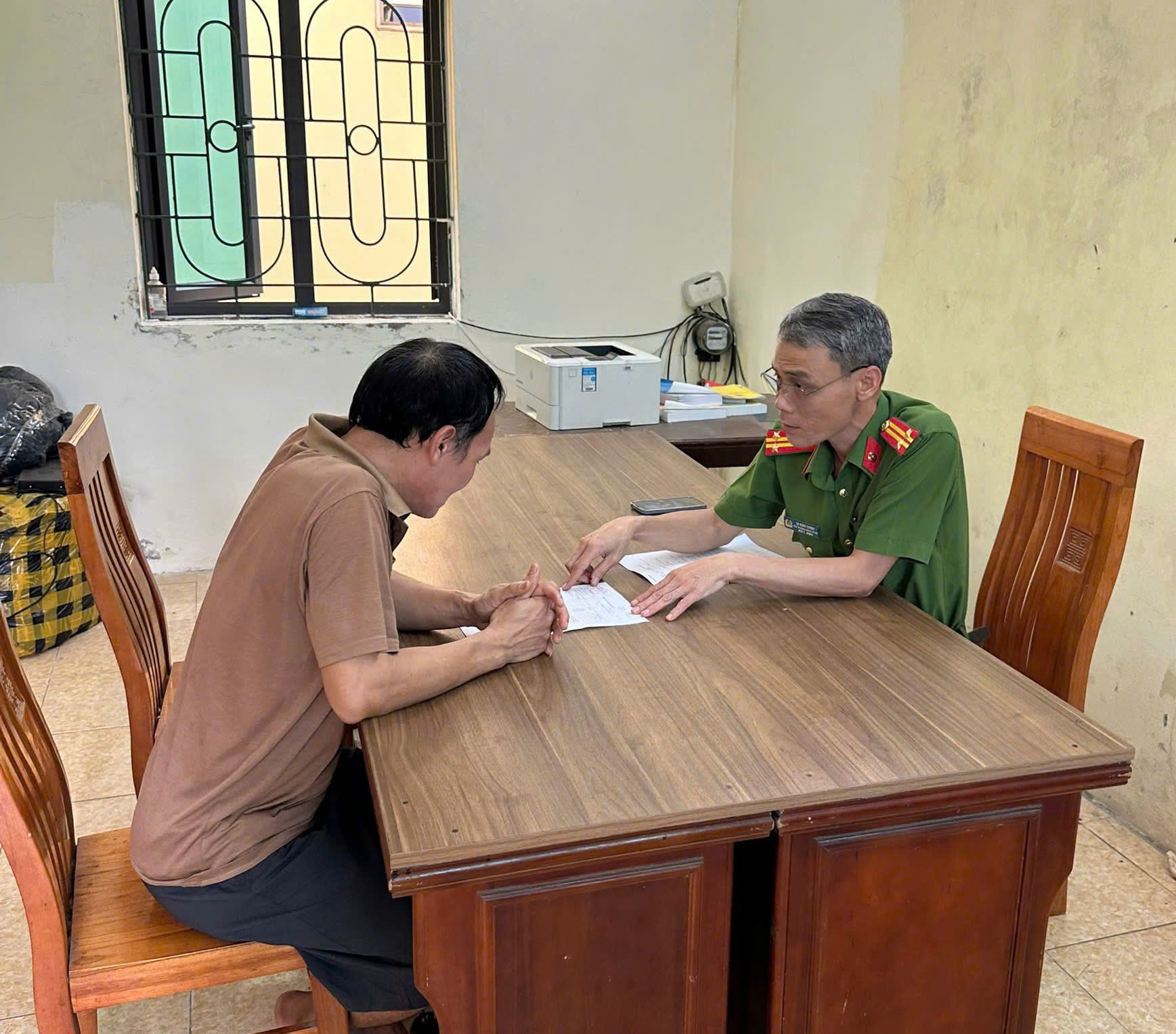 Công an xã Hoàng Hoa Thám vận động người nghiện ma túy đi cai nghiện tự nguyện