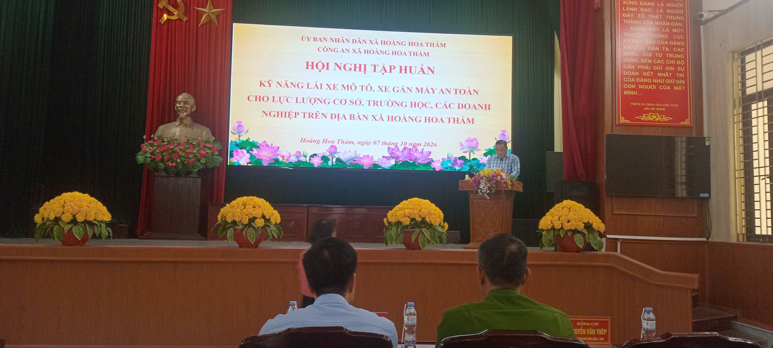 Công an xã Hoàng Hoa Thám phối hợp với Phòng Cảnh sát giao thông tổ chức tập huấn kỹ năng lái xe mô tô, xe gắn máy an toàn cho lực lượng ở cơ sở, trường học, doanh nghiệp trên địa bàn