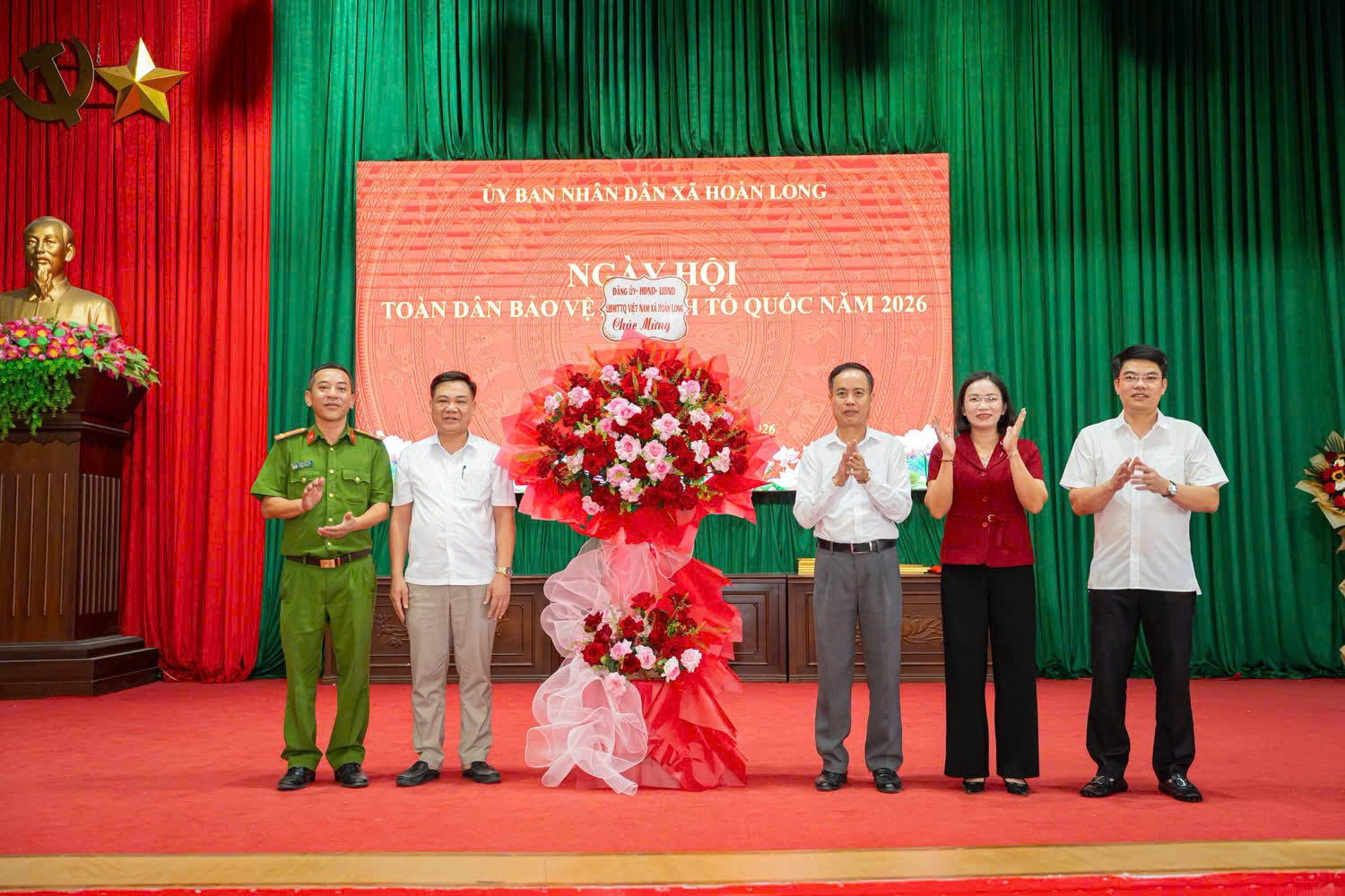 Công an xã Hoàn Long tham mưu UBND xã tổ chức ngày hội Toàn dân bảo vệ an ninh Tổ quốc và trao thưởng cho các tập thể, cá nhân có thành tích xuất sắc