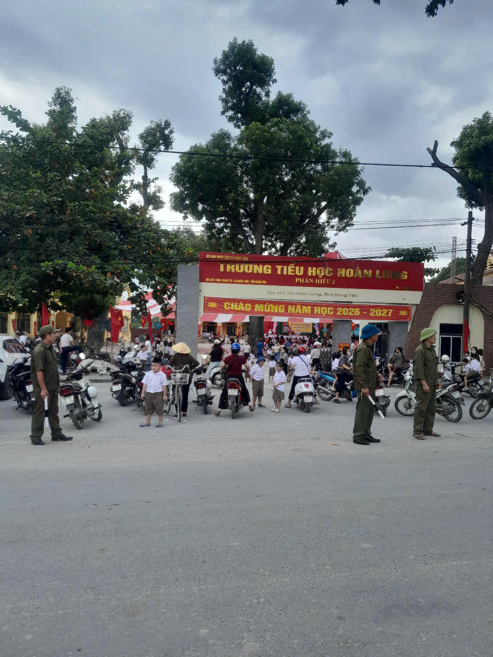 Công an xã Hoàn Long bảo đảm an ninh, trật tự, an toàn giao thông dịp Khai giảng 2026-2027.