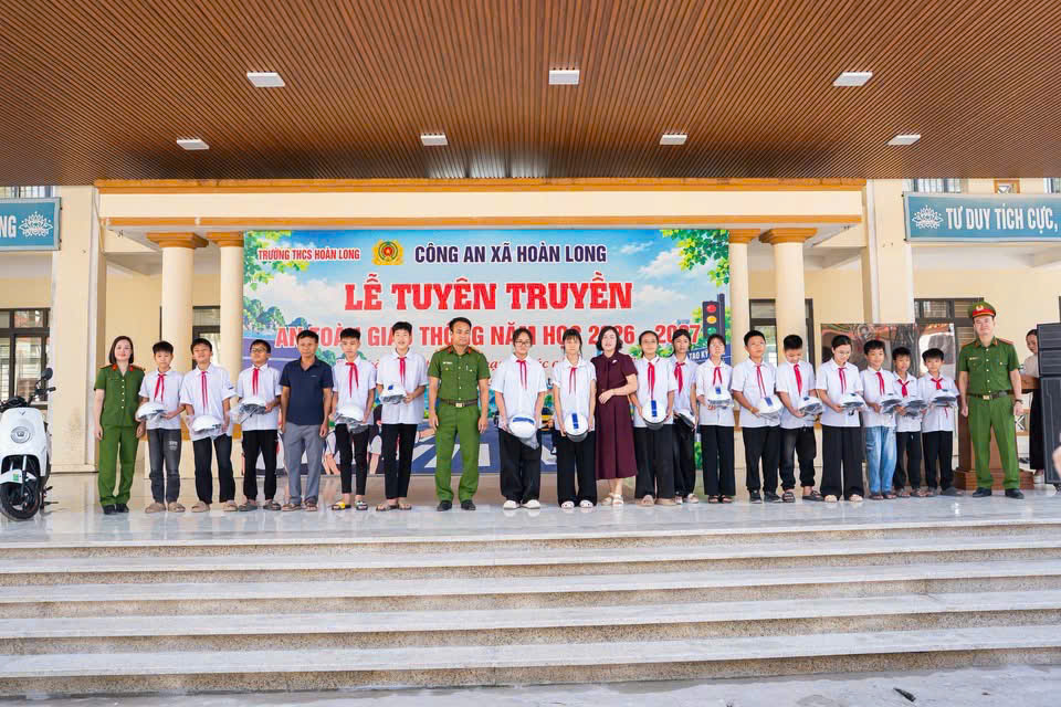 Công an xã Hoàn Long tuyên truyền về an toàn giao thông tại Trường trung học cơ sở Hoàn Long