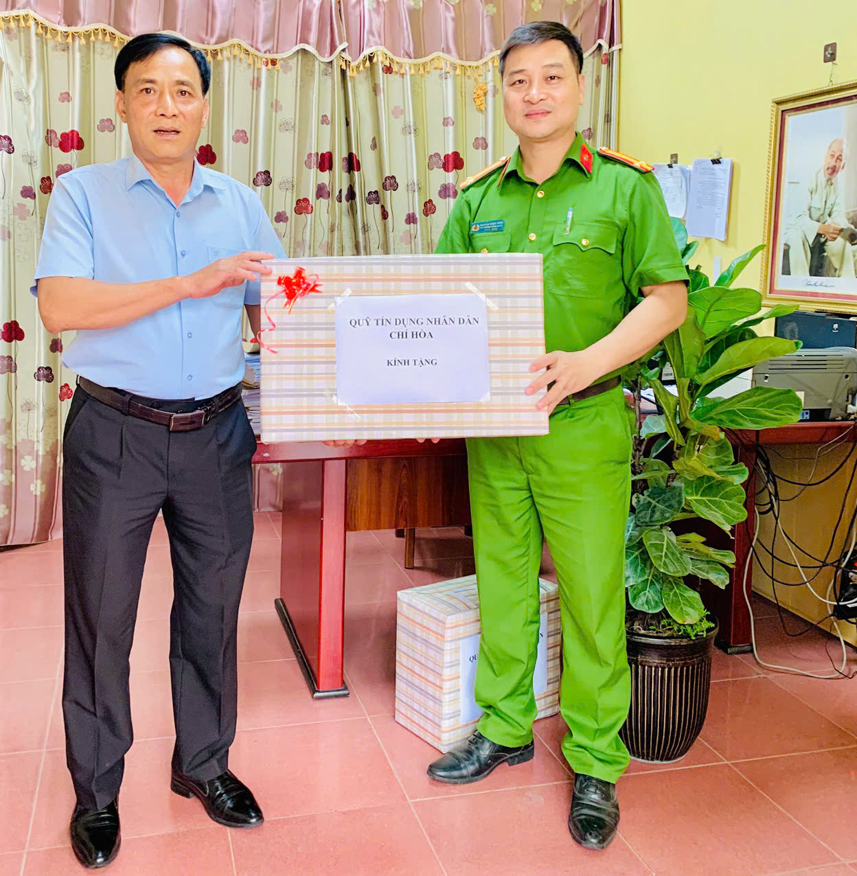 Công an xã Hồng Minh tiếp nhận bộ máy vi tính, máy scan do Quỹ tín dụng nhân dân Chí Hoà trao tặng