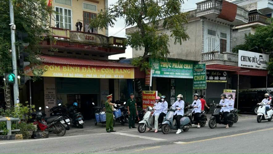 Công an xã Hồng Minh chủ động bảo đảm an ninh, trật tự, an toàn giao thông trong ngày khai giảng năm học mới