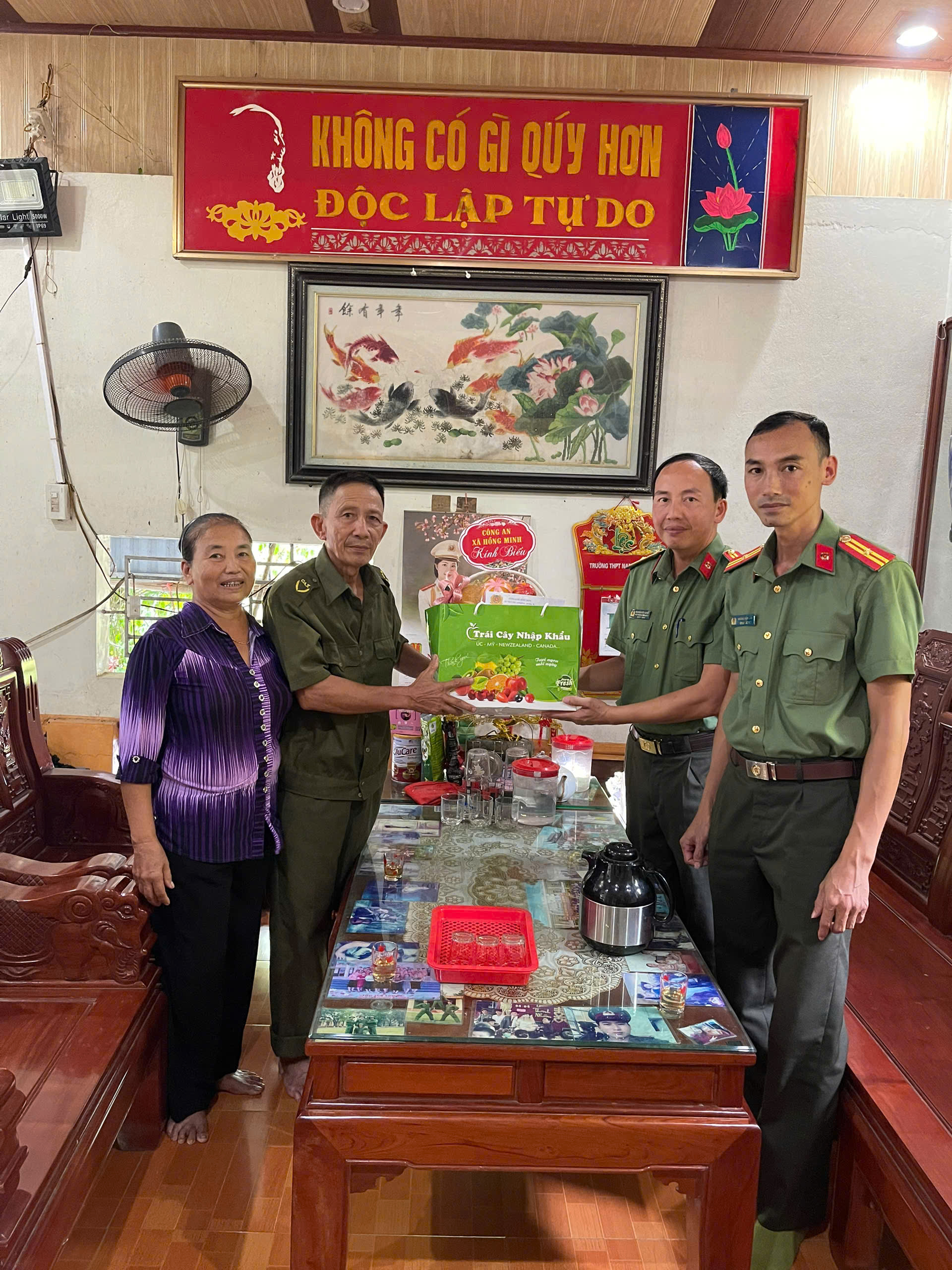 CÔNG AN XÃ HỒNG MINH TỔ CHỨC HOẠT ĐỘNG TRI ÂN NHÂN DỊP KỶ NIỆM 81 NĂM NGÀY TRUYỀN THỐNG CÔNG AN NHÂN DÂN VÀ 21 NĂM NGÀY HỘI TOÀN DÂN BẢO VỆ AN NINH TỔ QUỐC