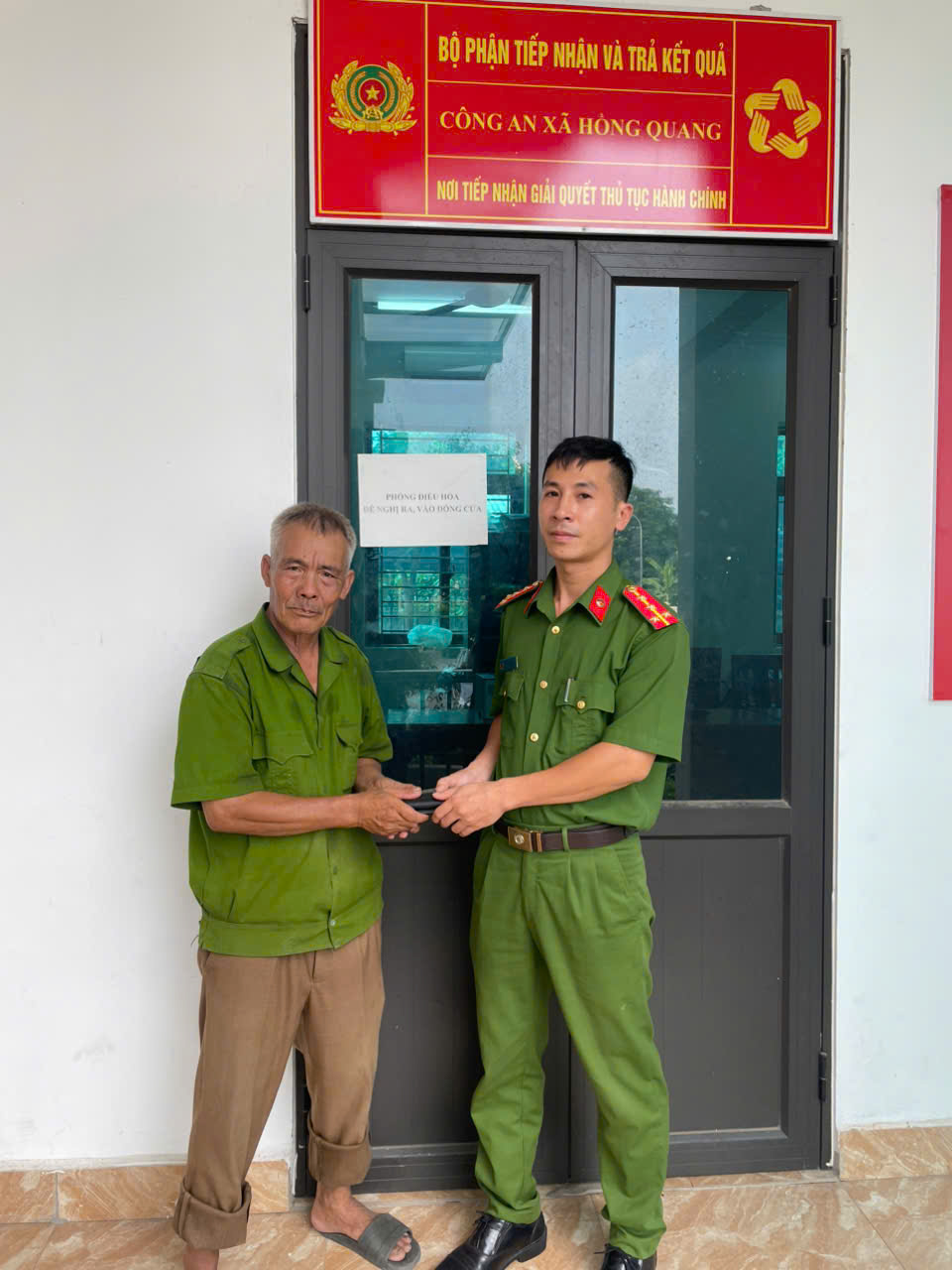 Công an xã Hồng Quang khẩn trương xác minh, trao trả tài sản cho người đánh rơi ngay trong ngày