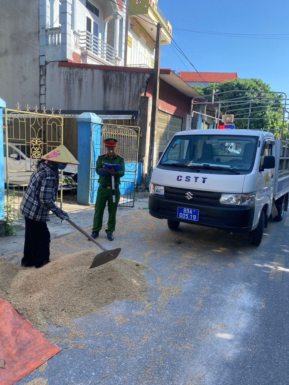Công an xã Hồng Quang tuyên truyền, vận động người dân chấp hành quy định về bảo đảm trật tự, an toàn giao thông