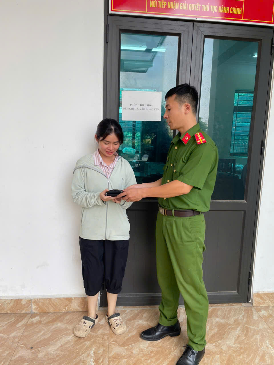 ảnh chị Phượng tới Công an xã tiếp nhận lại tài sản đánh rơi