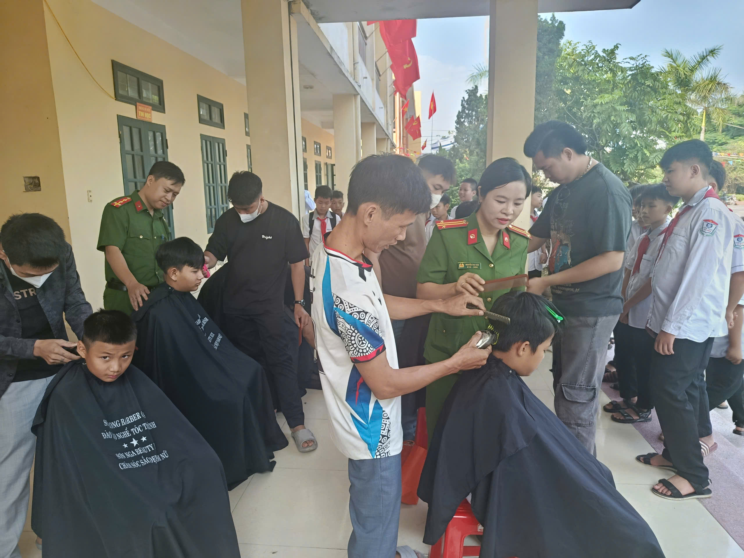 Chi hội phụ nữ Công an xã Hồng Vũ tổ chức chương trình cắt tóc miễn phí cho học sinh trên địa bàn