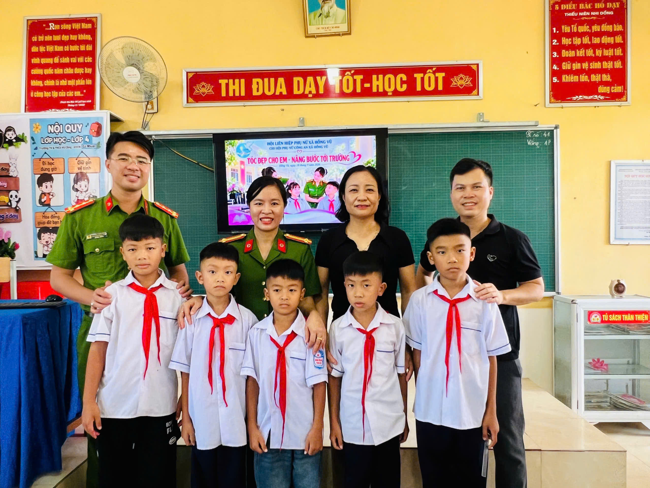 Chi hội phụ nữ Công an xã Hồng Vũ tổ chức chương trình cắt tóc miễn phí và trao kinh phí hỗ trợ cho “Con đỡ đầu” nhân dịp trung thu và năm học mới