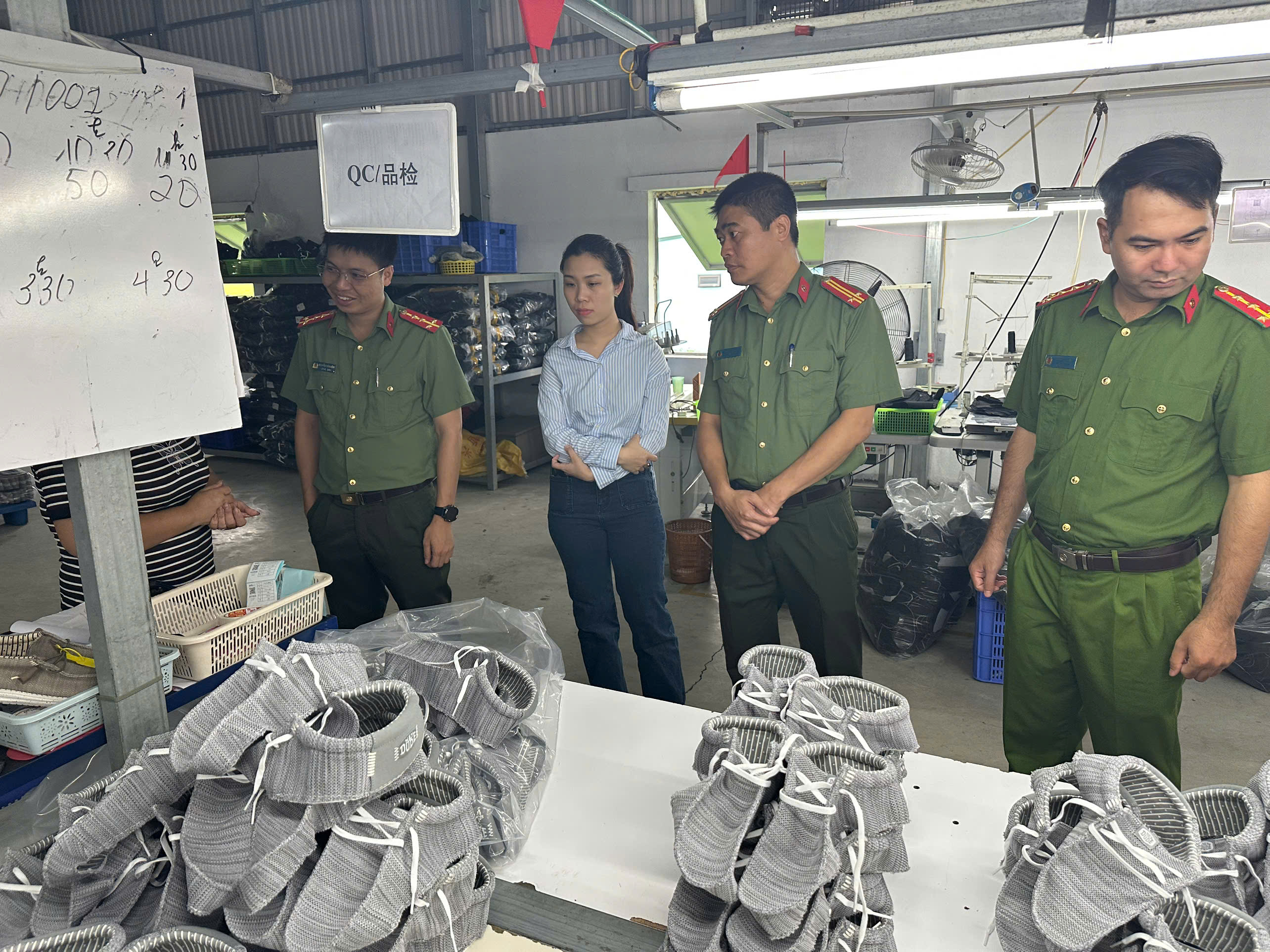 Công an xã Hồng Vũ tăng cường kiểm tra việc chấp hành pháp luật về ANTT đối với các doanh nghiệp, hộ kinh doanh trên địa bàn