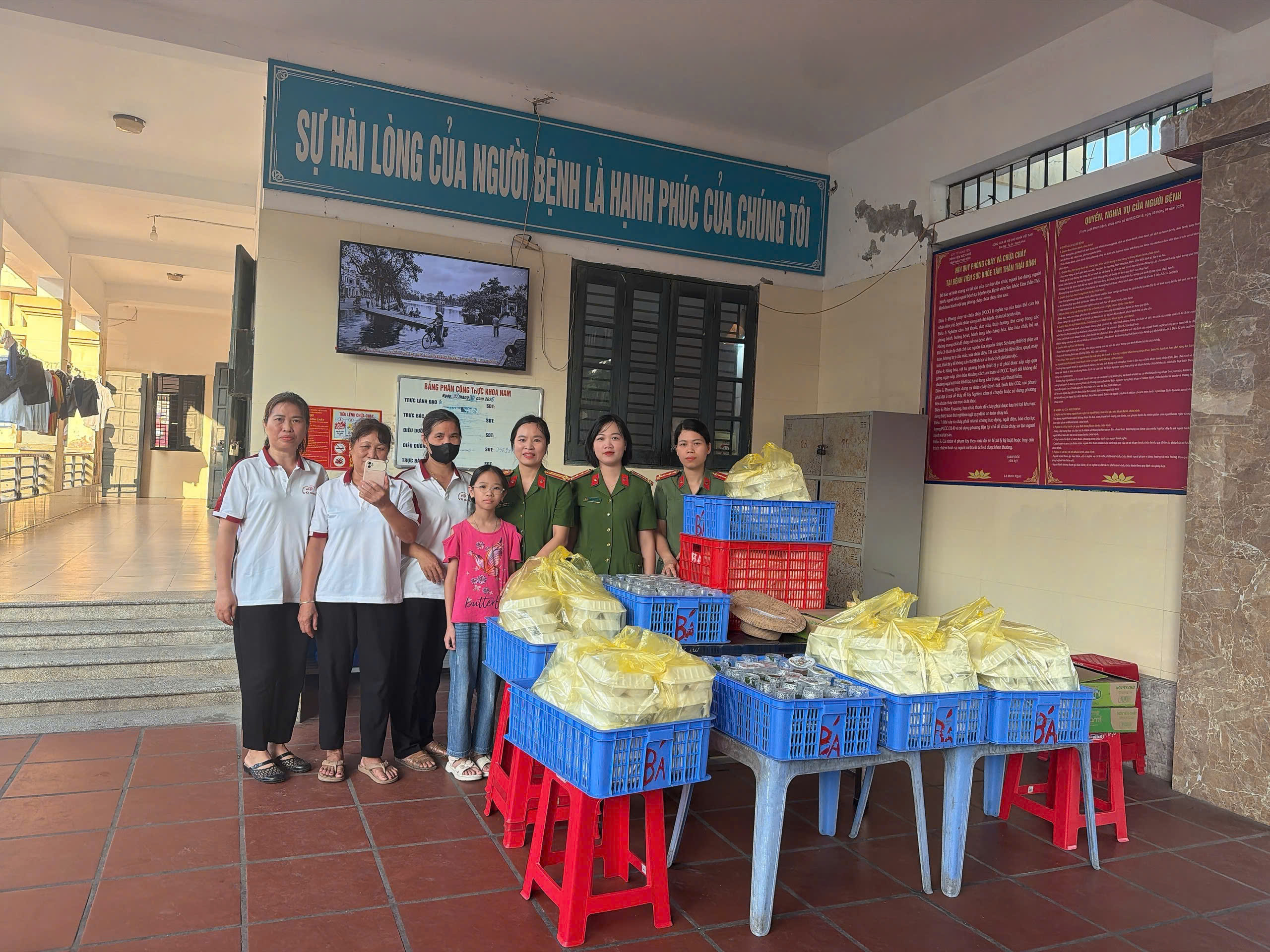 Chi hội Phụ nữ Công an xã Hồng Vũ chung tay sẻ chia yêu thương