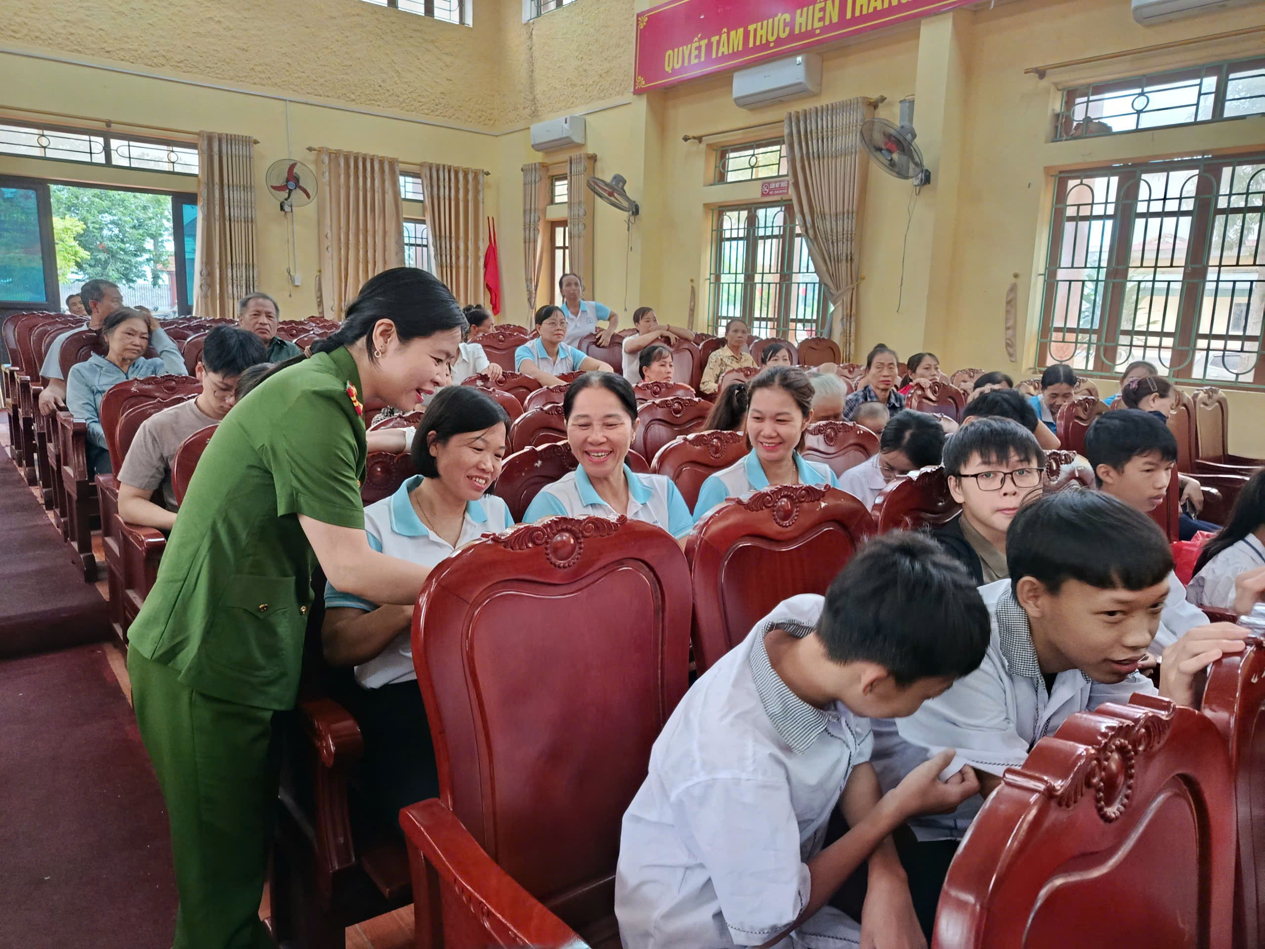 Công an xã Hồng Vũ phát huy hiệu quả mô hình “Chuyển đổi số cộng đồng” trong phục vụ Nhân dân và bảo đảm an ninh, trật tự