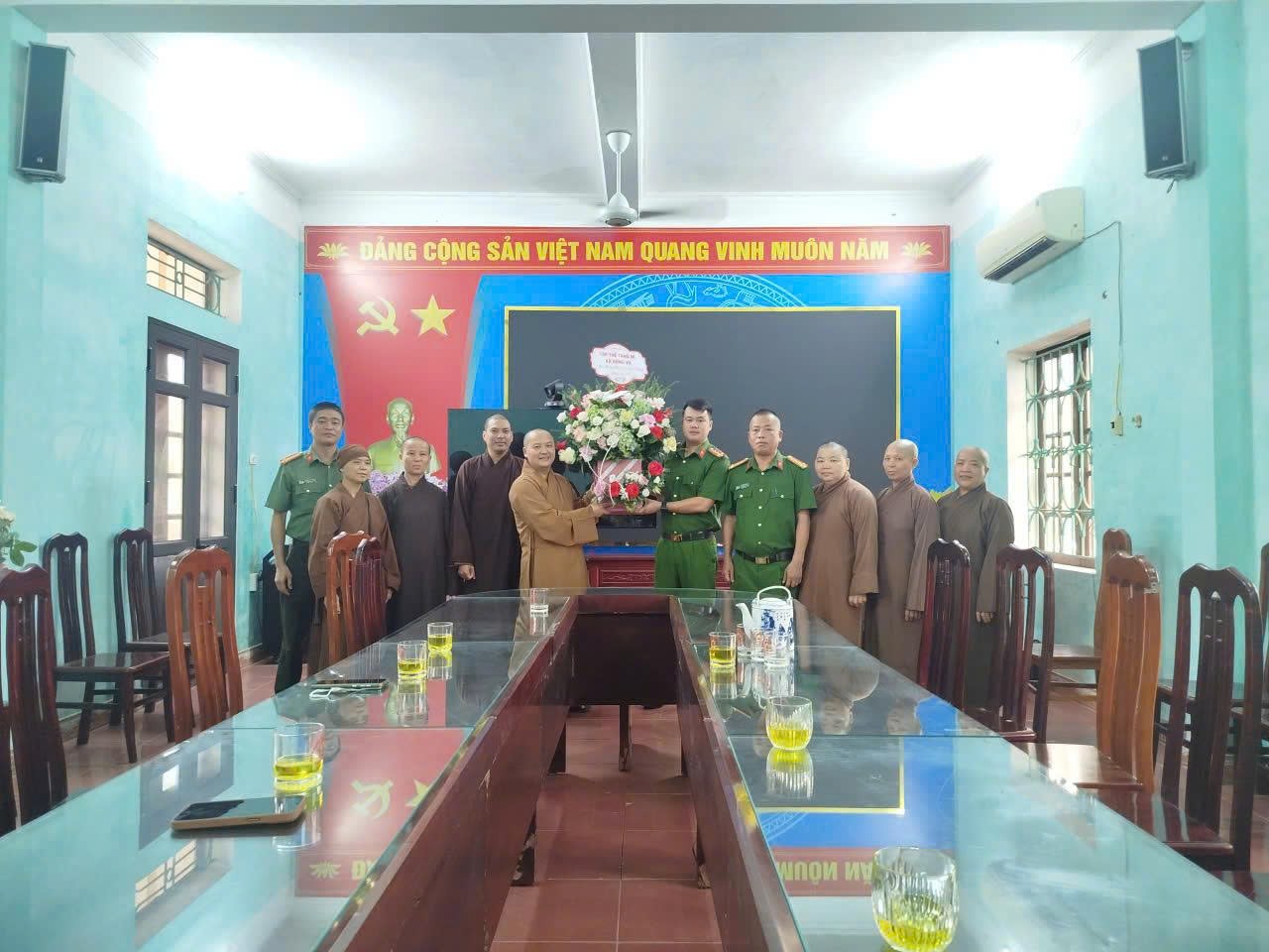 Đại diện các cơ sở tôn giáo xã Hồng Vũ chúc mừng Công an xã nhân kỷ niệm 81 năm Ngày truyền thống Công an nhân dân