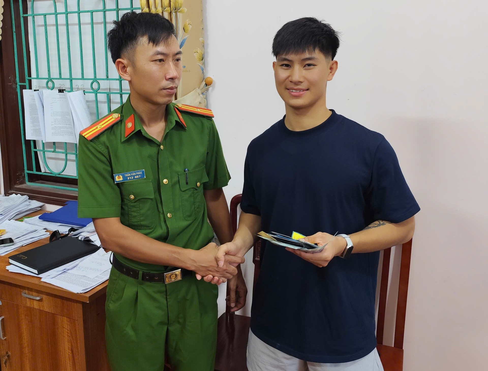 Công an xã Hưng Hà trao trả hơn ba triệu đồng và nhiều giấy tờ quan trọng cho người đánh rơi