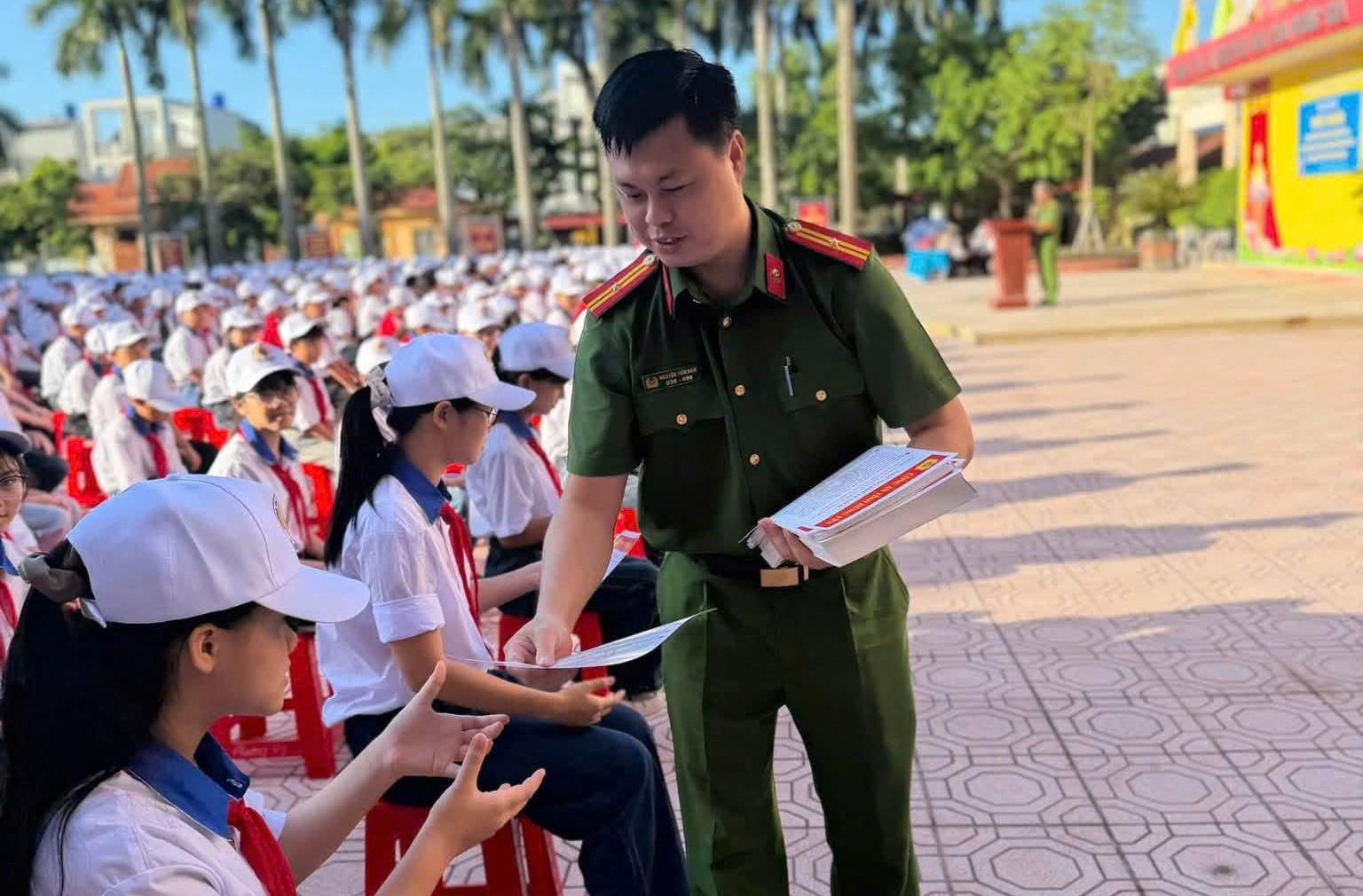 Công an xã Hưng Hà tuyên truyền các quy định của pháp luật về quản lý vũ khí, pháo và trật tự, an toàn giao thông tại trường học