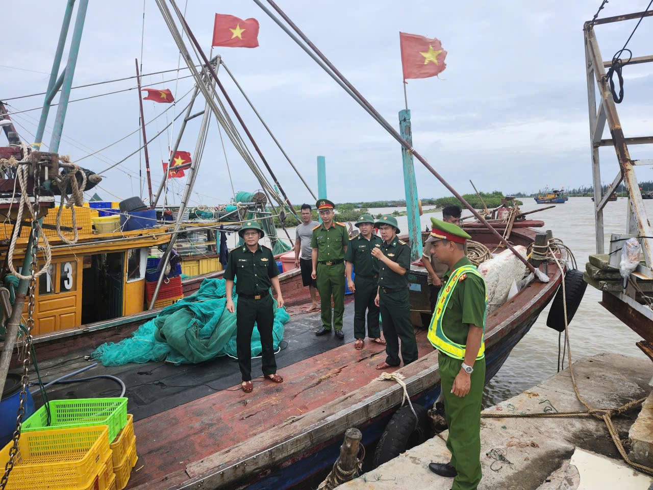 Công an xã Hưng Phú chủ động phòng, chống bão số 4, bảo đảm an toàn tính mạng, tài sản của Nhân dân