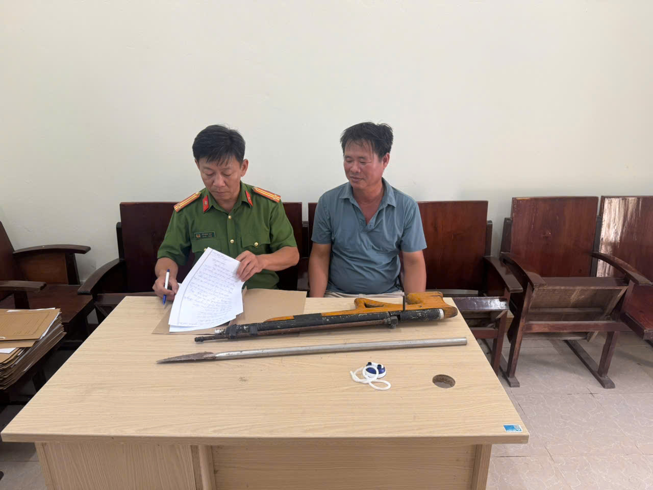 Công an xã Hưng Phú phát huy sức mạnh tổng hợp, đẩy mạnh tuyên truyền, thu hồi vũ khí, công cụ hỗ trợ ngay từ cơ sở.