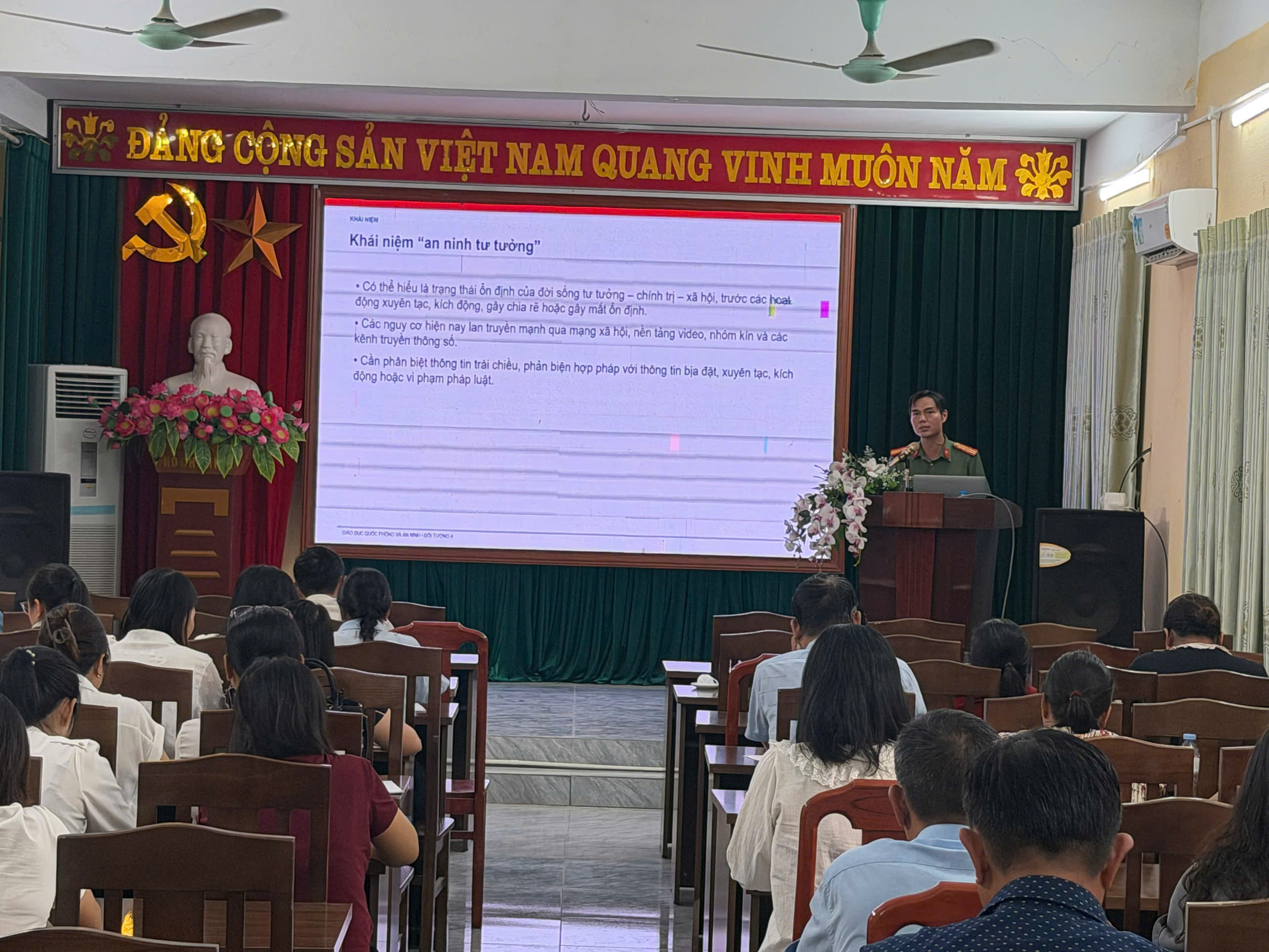 Công an xã Khoái Châu tham gia bồi dưỡng kiến thức Quốc phòng và An ninh cho đối tượng 4 trên địa bàn xã