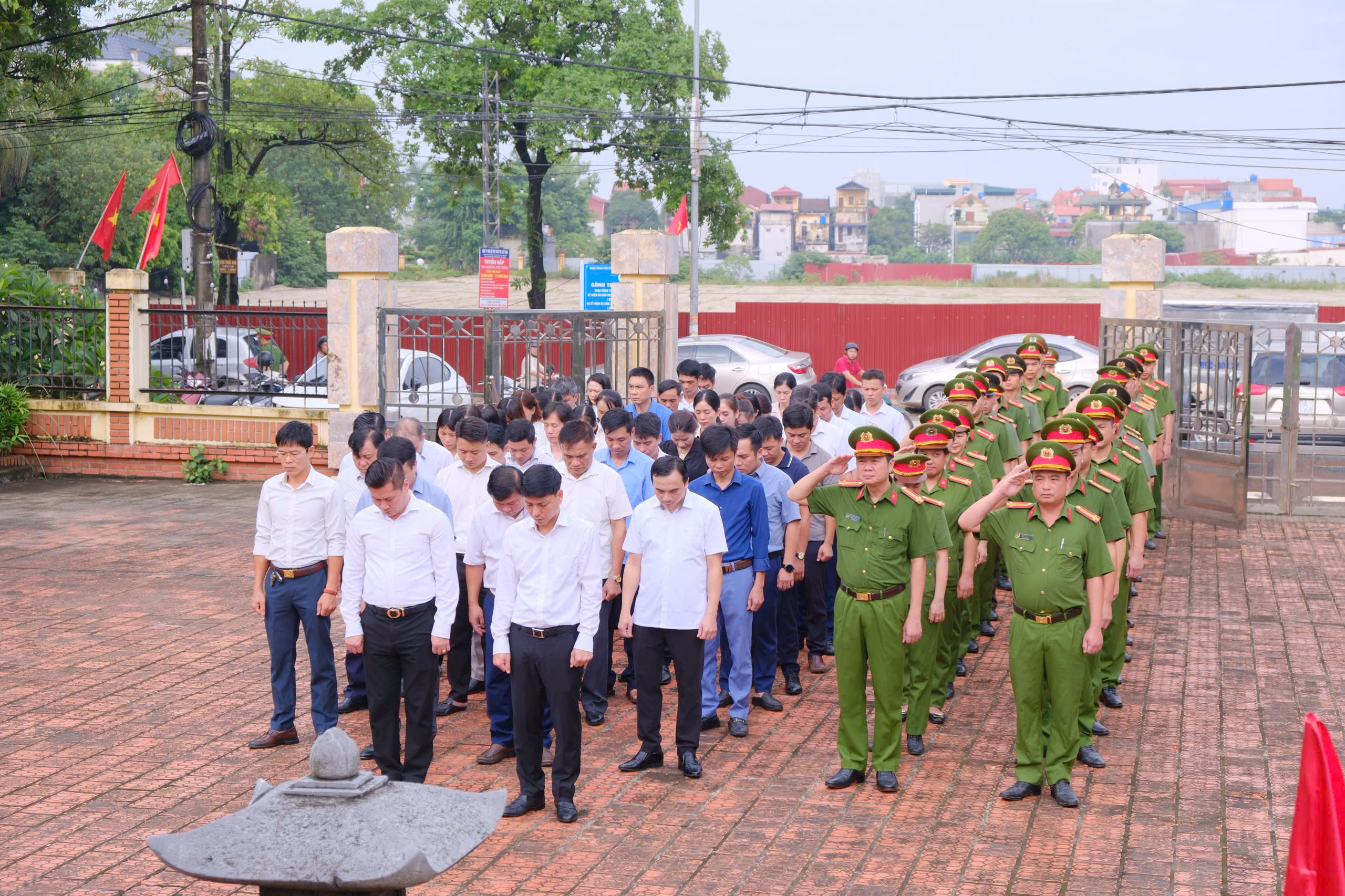 Công an xã Khoái Châu tham gia Lễ dâng hương tưởng niệm các anh hùng liệt sỹ nhân dịp Quốc khánh 02/9