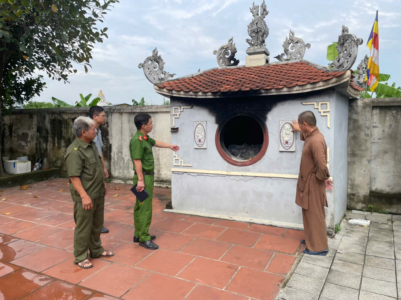 Công an xã Lạc Đạo tăng cường tuyên truyền, hướng dẫn phòng cháy, chữa cháy tại các cơ sở thờ tự dịp Vu Lan