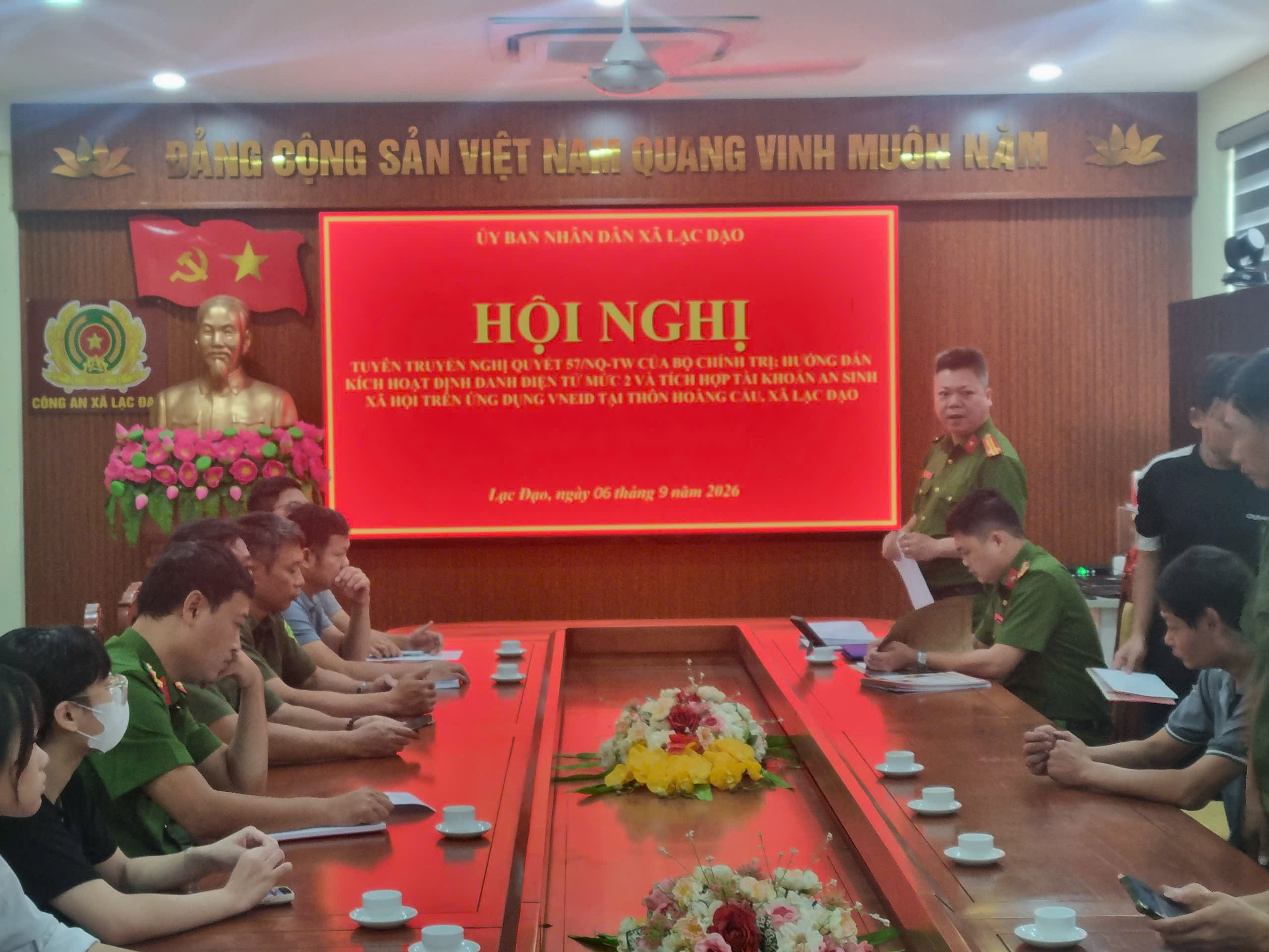 Công an xã Lạc Đạo tổ chức Hội nghị tuyên truyền Nghị quyết 57-NQ/TW, hướng dẫn người dân sử dụng tiện ích số trên VNeID