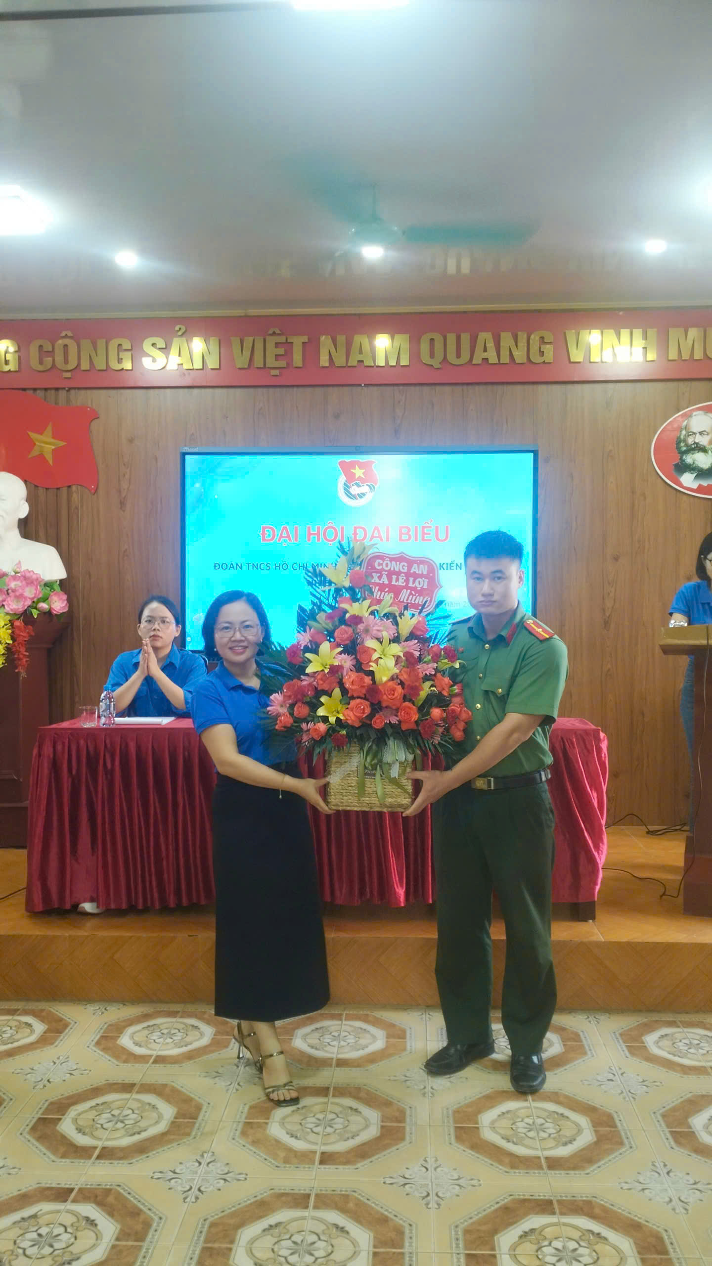 Chi đoàn thanh niên Công an xã Lê Lợi chúc mừng Đại hội đại biểu Đoàn THCS Hồ Chí Minh trường THPT Bắc Kiến Xương