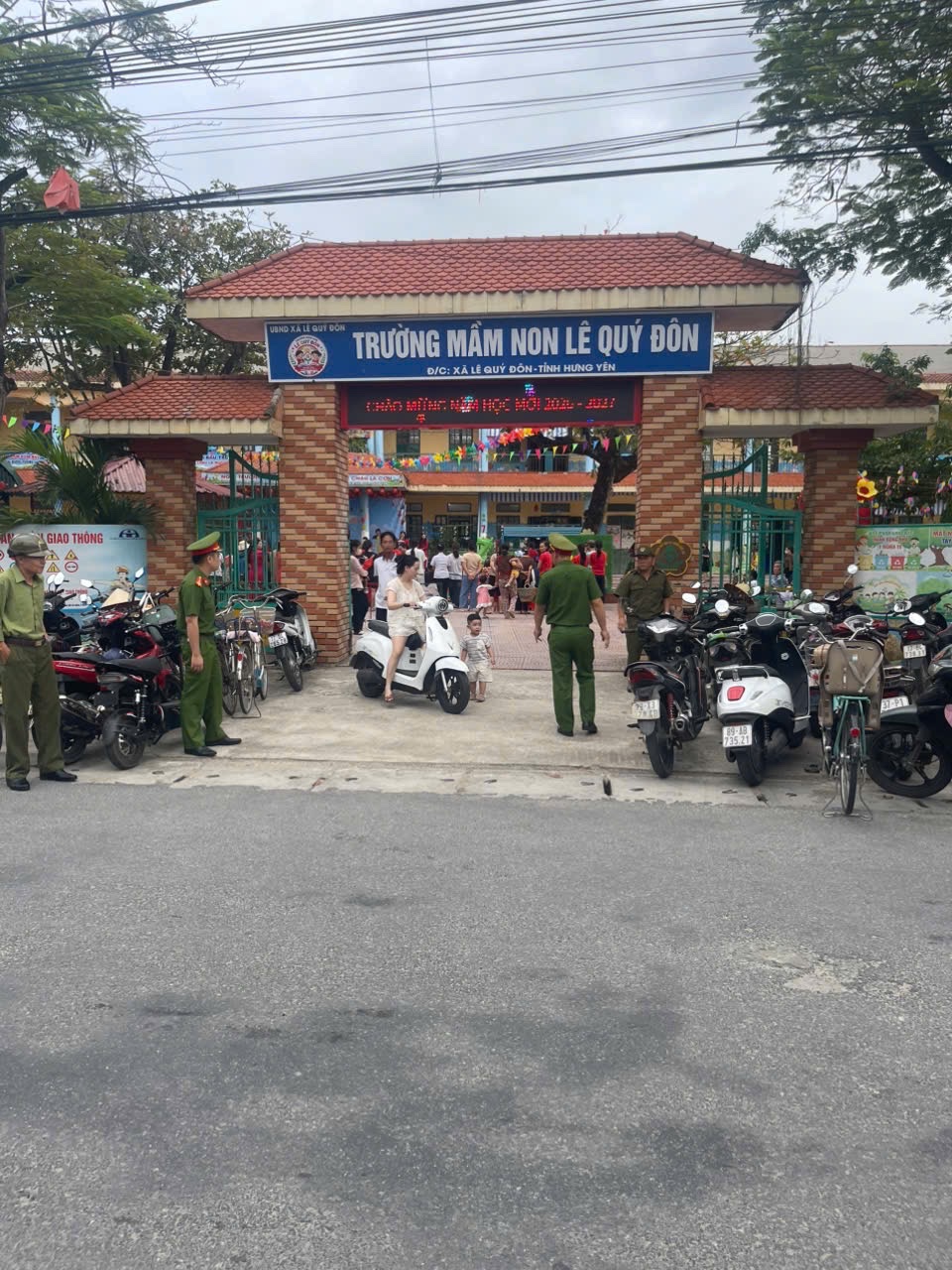 Công an xã Lê Quý Đôn bảo đảm an ninh, trật tự, an toàn giao thông trong ngày khai giảng năm học 2026 - 2027