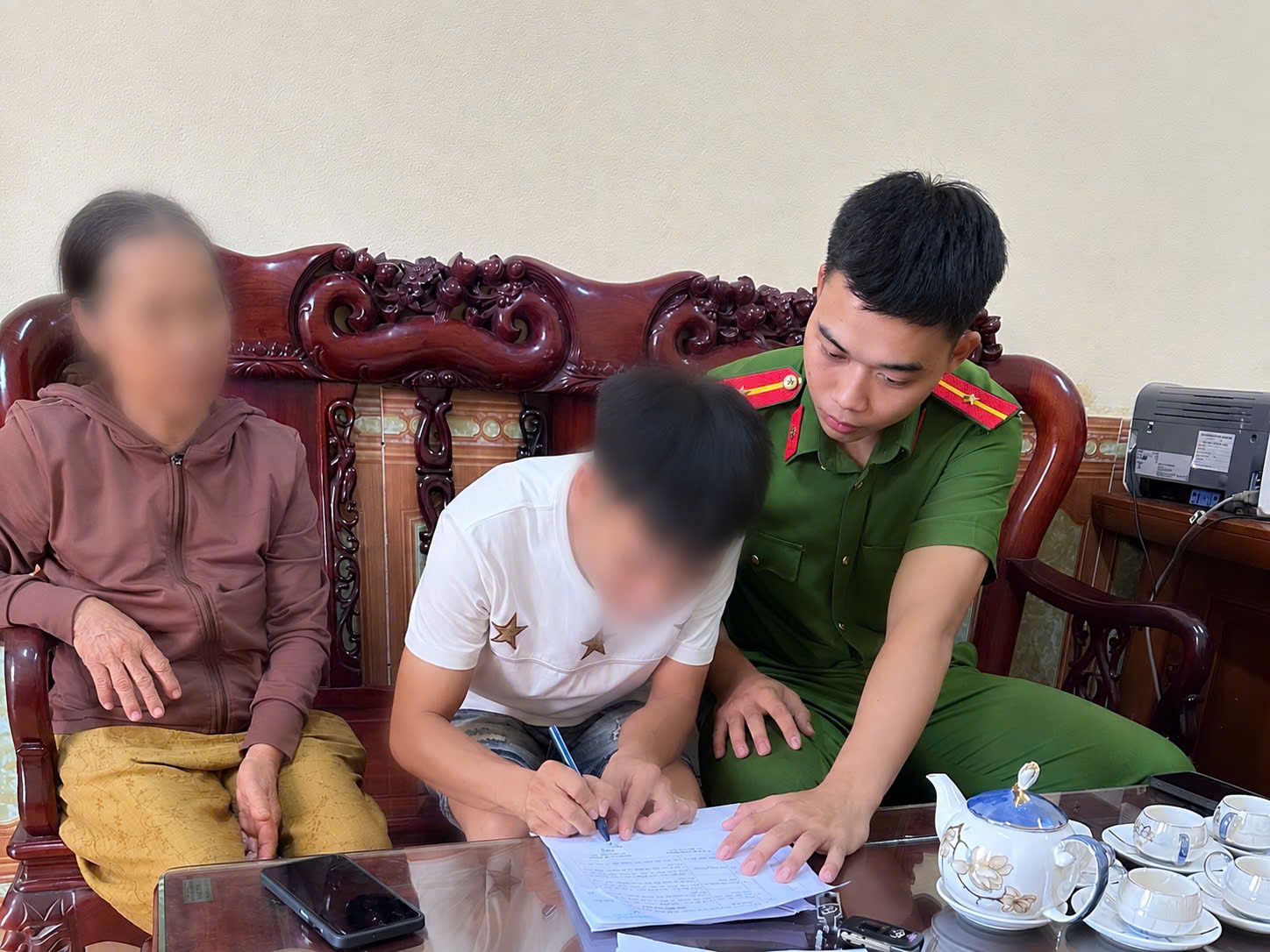 Công an xã Lê Quý Đôn vận động người nghiện đi cai nghiện tự nguyện