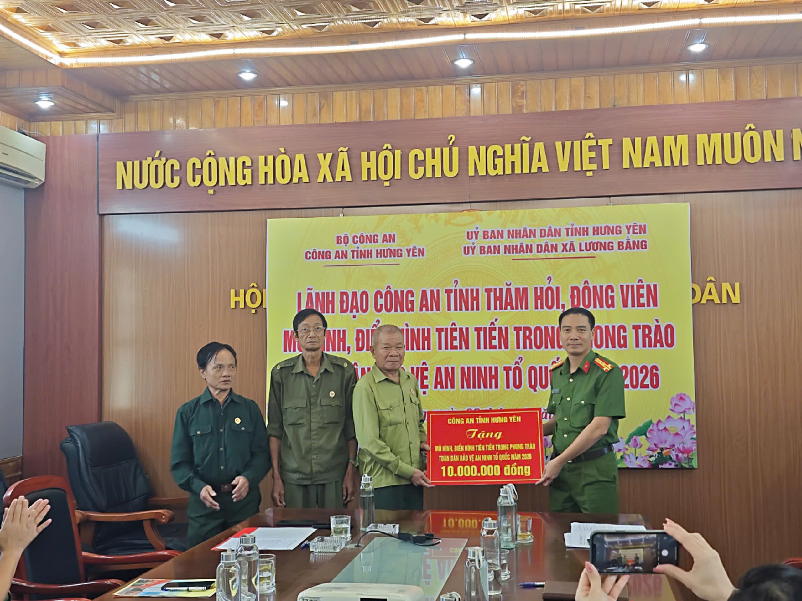 Lãnh đạo Công an tỉnh thăm, động viên mô hình “Tổ tự quản an ninh, trật tự” của Hội Cựu chiến binh xã Lương Bằng