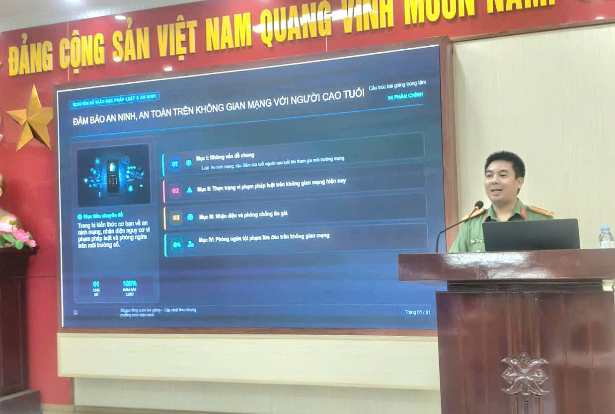Công an xã Lương Bằng tuyên truyền đảm bảo an ninh, an toàn  trên không gian mạng đối với người cao tuổi.