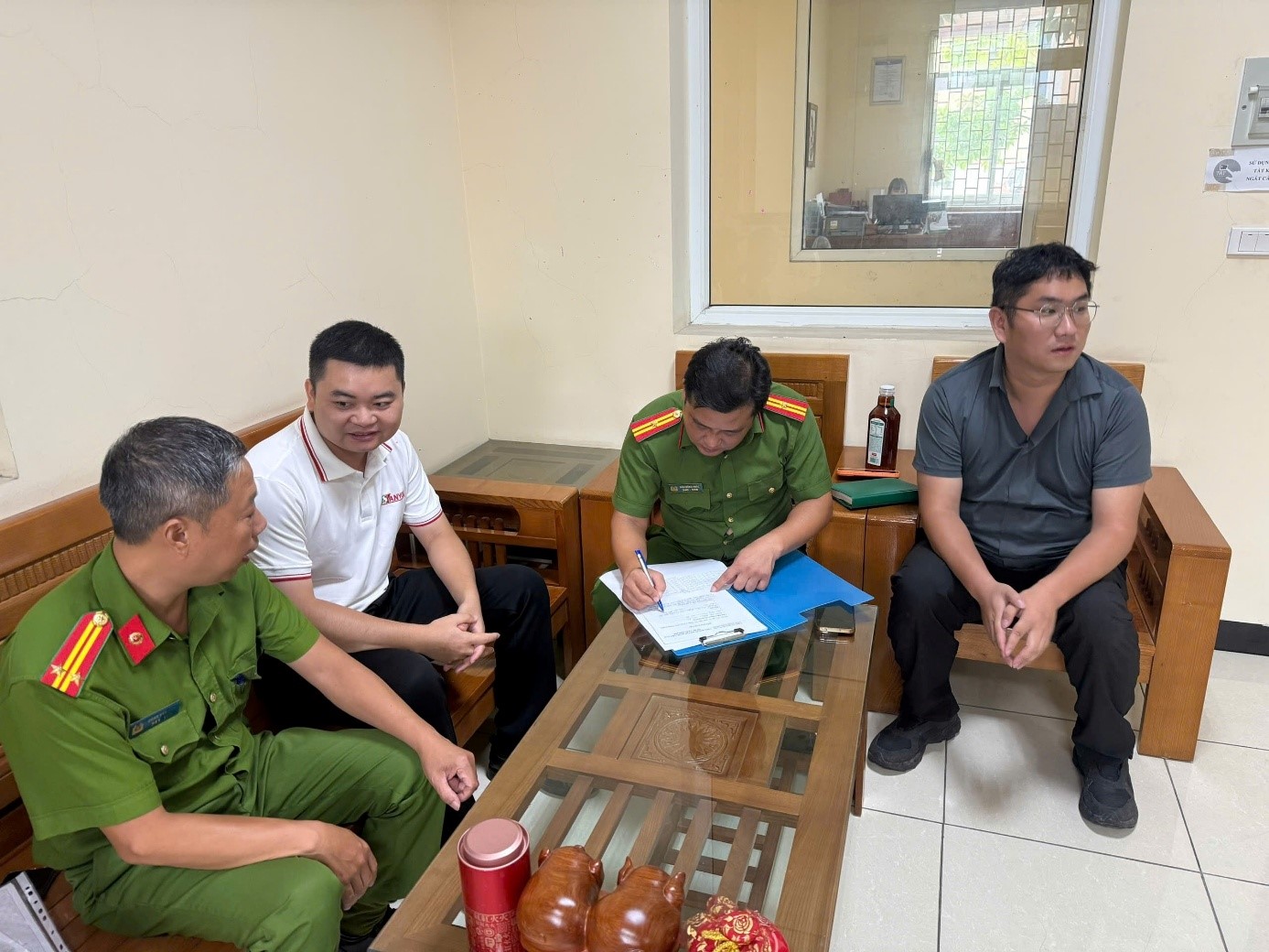 Công an xã Lương Bằng tăng cường hướng dẫn người dân, doanh nghiệp trên địa bàn thực hiện quy định khai báo tạm trú cho người nước ngoài