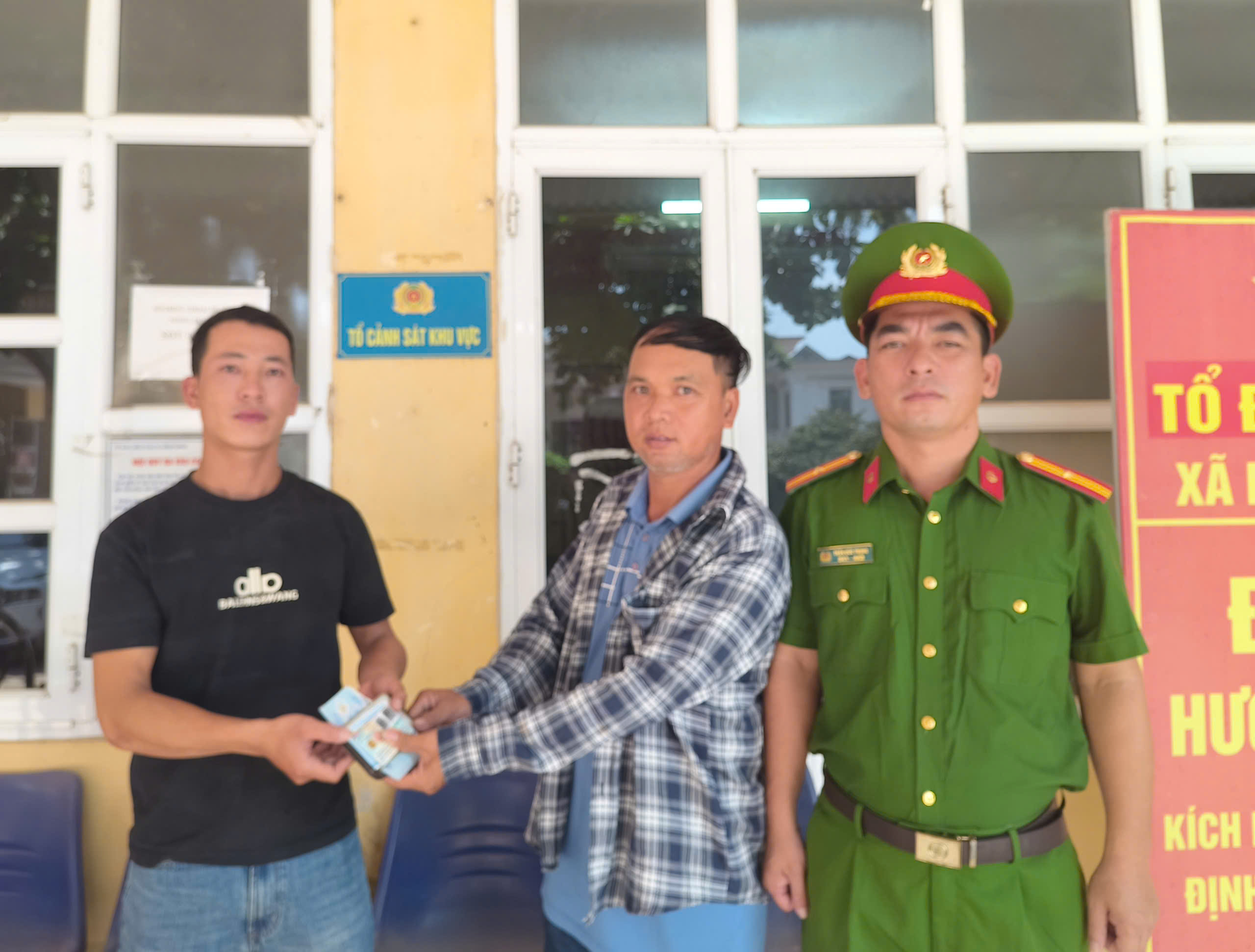 Công an xã Mễ Sở nhanh chóng xác minh, trao trả tài sản đánh rơi cho người dân