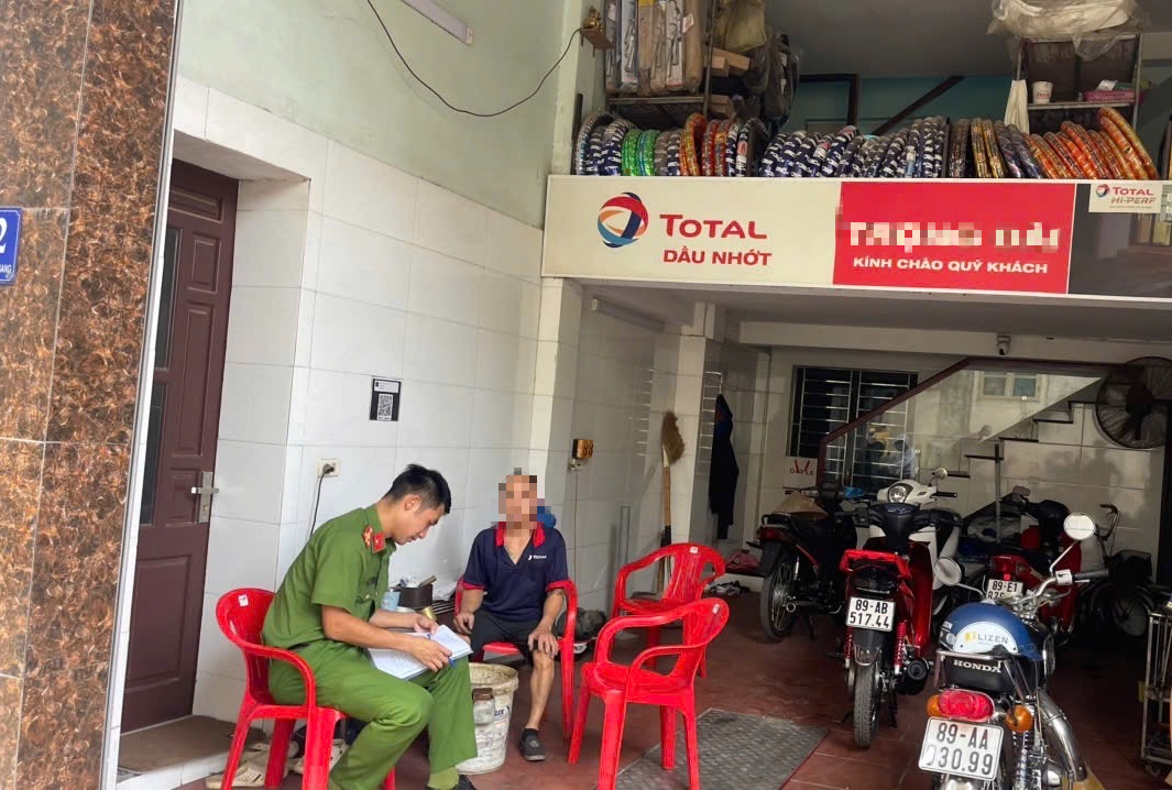 Công an xã Mễ Sở tăng cường tuyên truyền, vận động các cơ sở sửa xe ký cam kết không độ, chế phương tiện giao thông