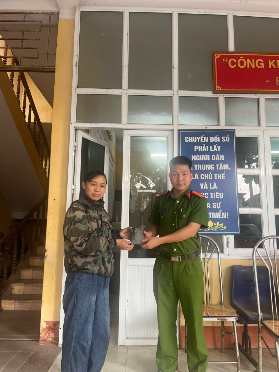 Công an xã Mễ Sở xác minh, trao trả ví cùng giấy tờ và tài sản cho người đánh rơi