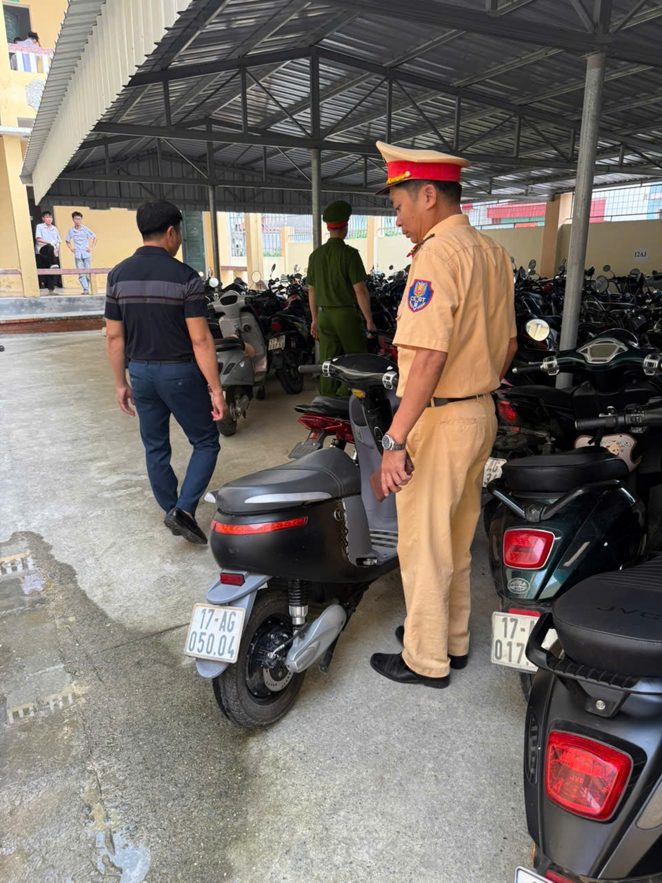 Công an xã Minh Thọ phối hợp phòng cảnh sát giao thông kiểm tra việc chấp hành pháp luật về trật tự, an toàn giao thông của học sinh trường THPT Quỳnh Thọ