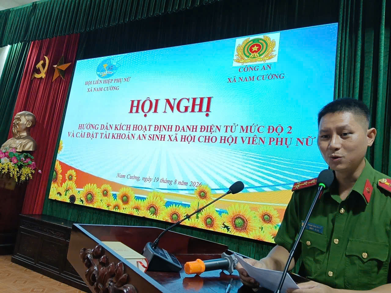 Công an xã Nam Cường phối hợp, hướng dẫn hội viên phụ nữ kích hoạt tài khoản định danh điện tử mức độ 2 và tích hợp tài khoản an sinh xã hội.